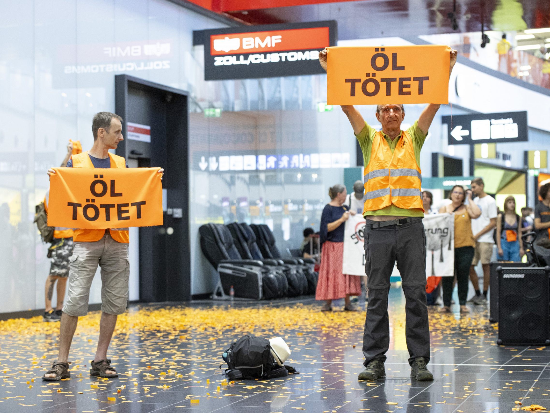 Die Proteste am Wiener Flughafen kommen den Klimaaktivisten nun teuer.