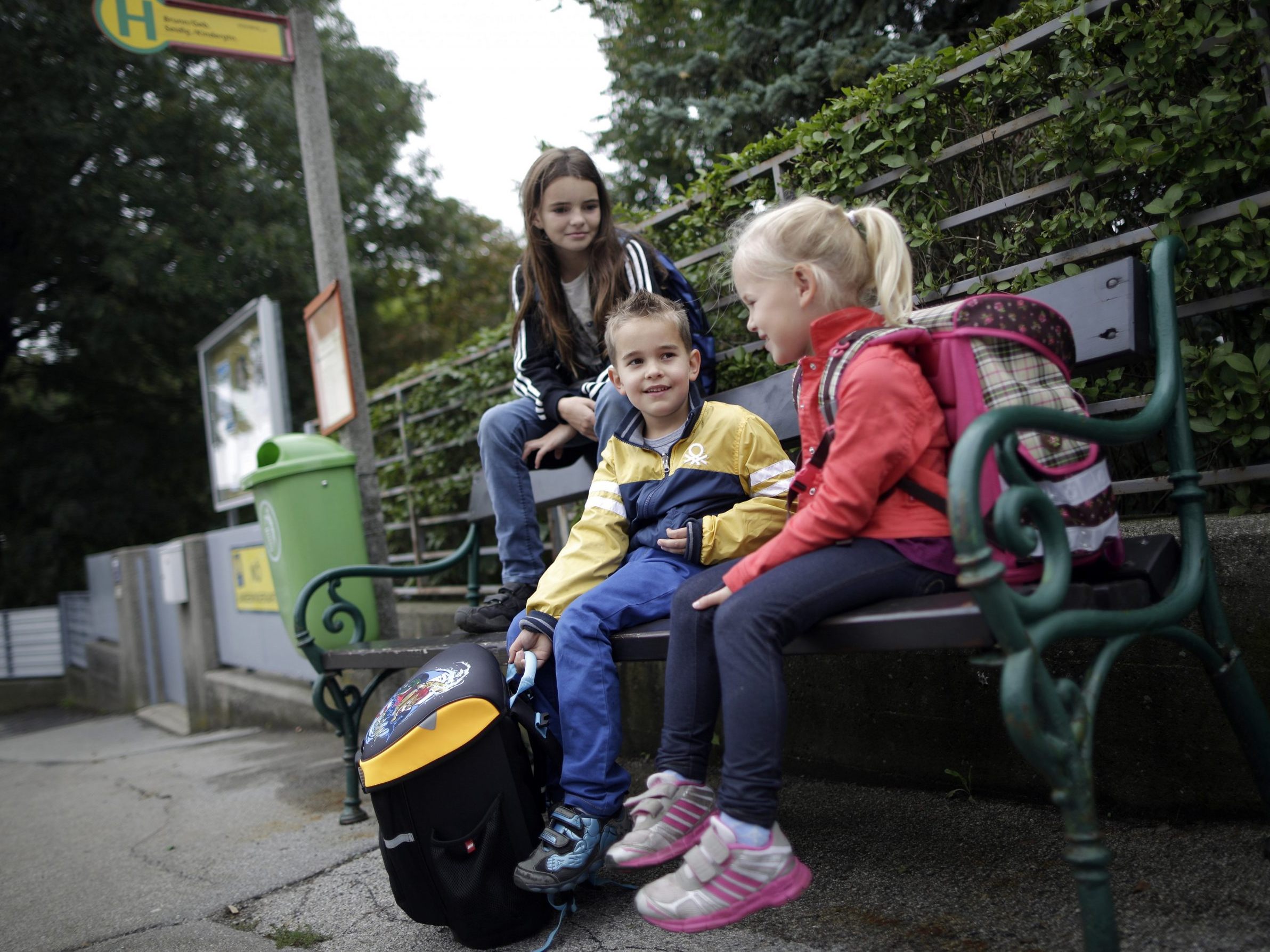 In der Nähe von Schulen spielen sich oft chaotische Verkehrsszenen ab.