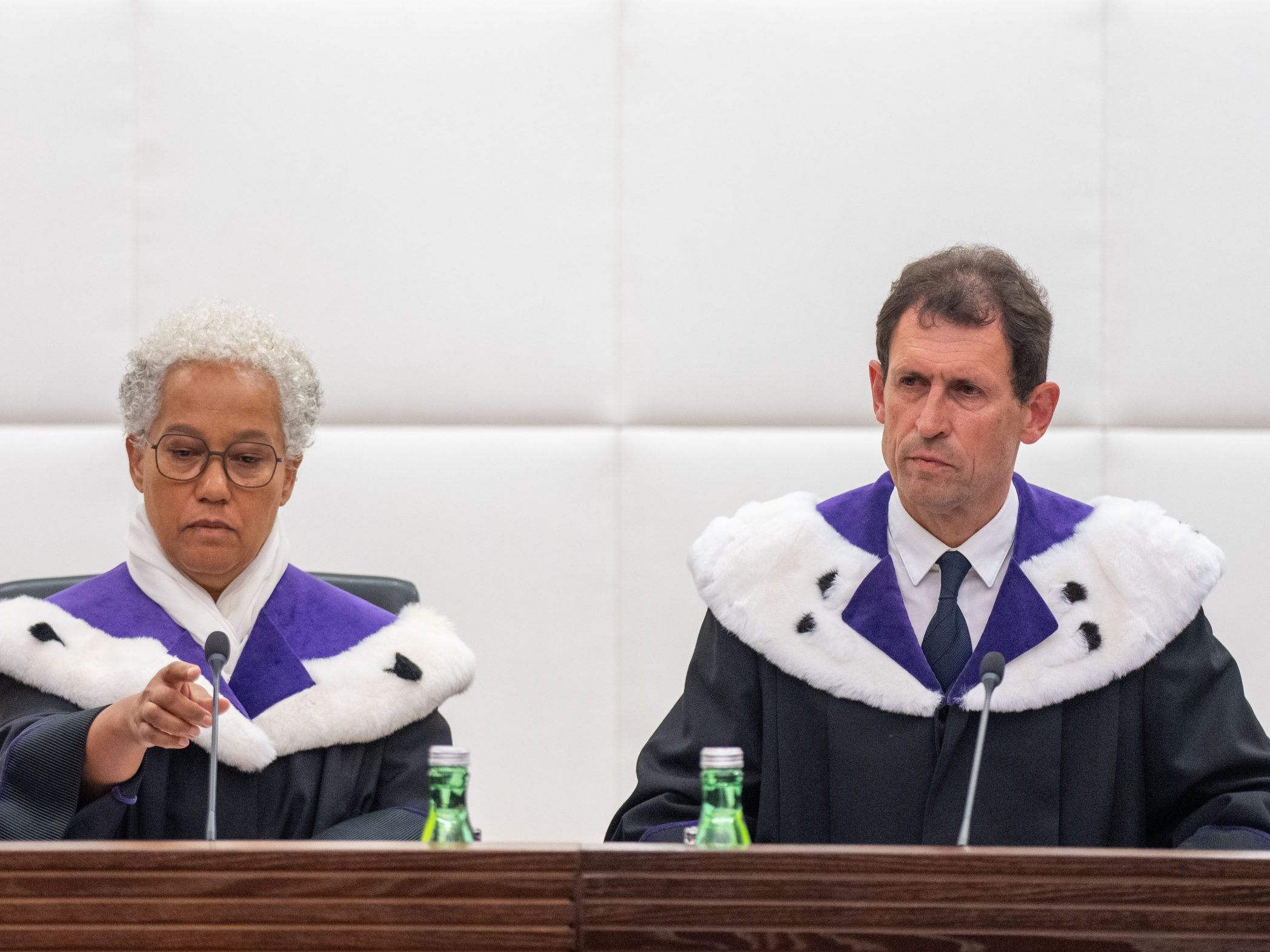 VfGH-Präsident Christoph Grabenwarter (rechts) neben Vizepräsidentin Verena Madner.