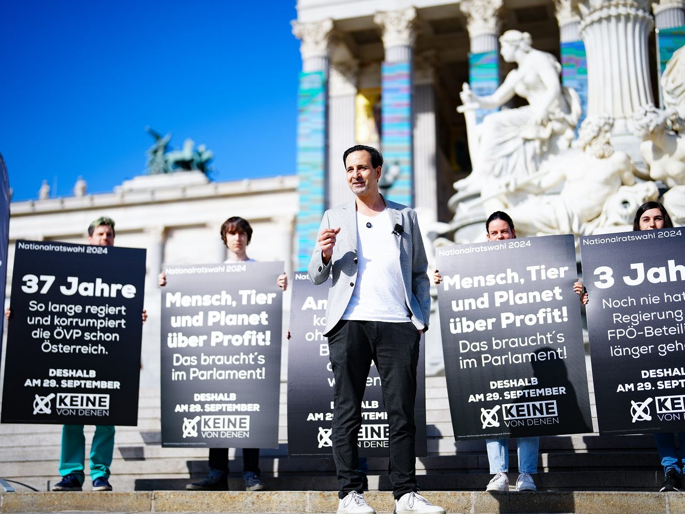 Wandel-Chef Mulla bei der Plakatpräsentation wenige Tage vor der Nationalratswahl.