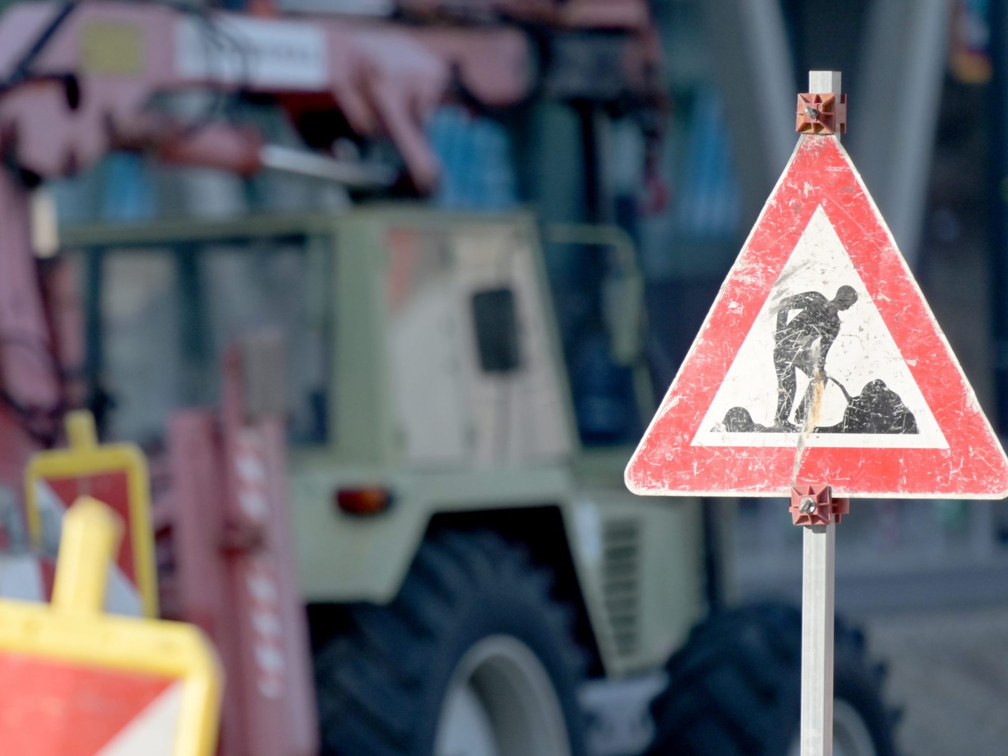 In der Josefstädter Straße in Wien werden Bäume gepflanzt.