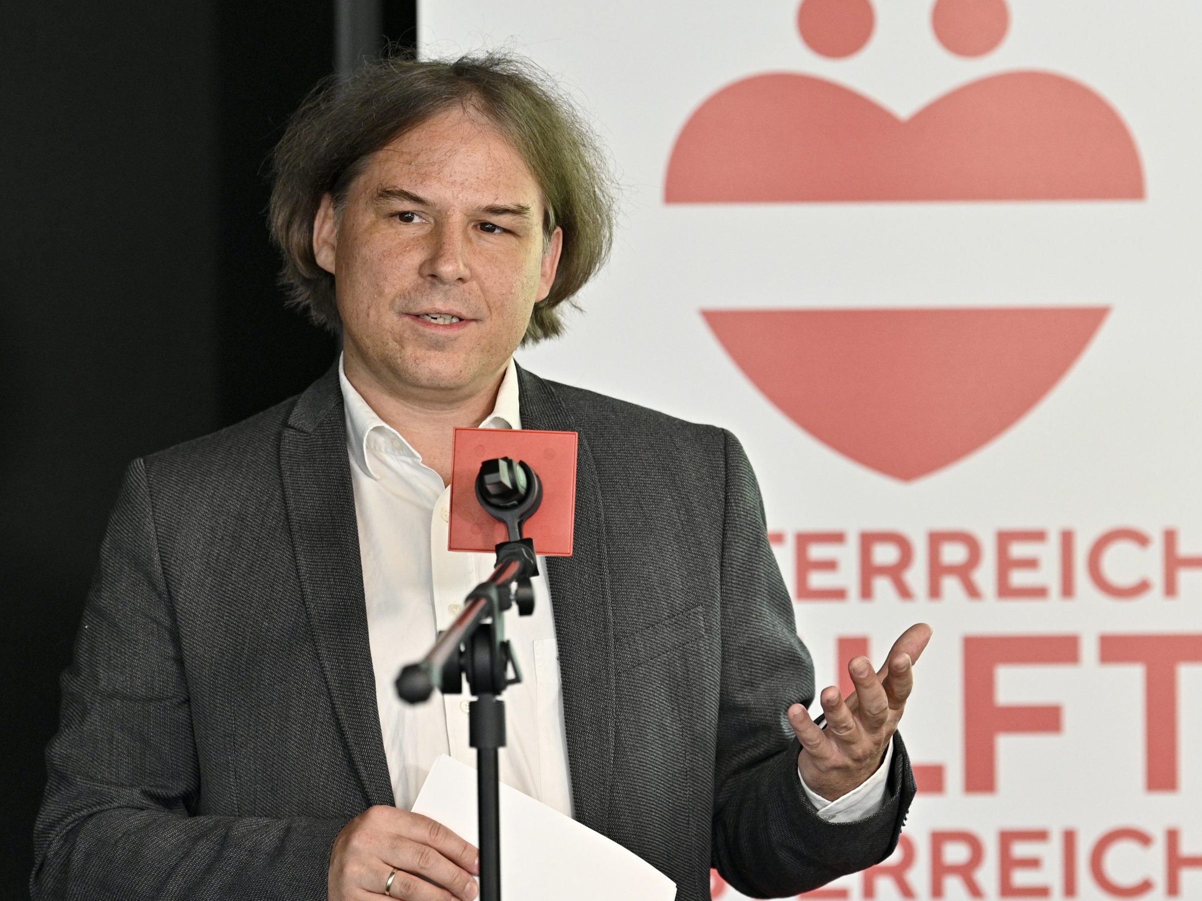 Ebenfalls nötig sei auch ein Fokus auf frauenpolitische Fragen..