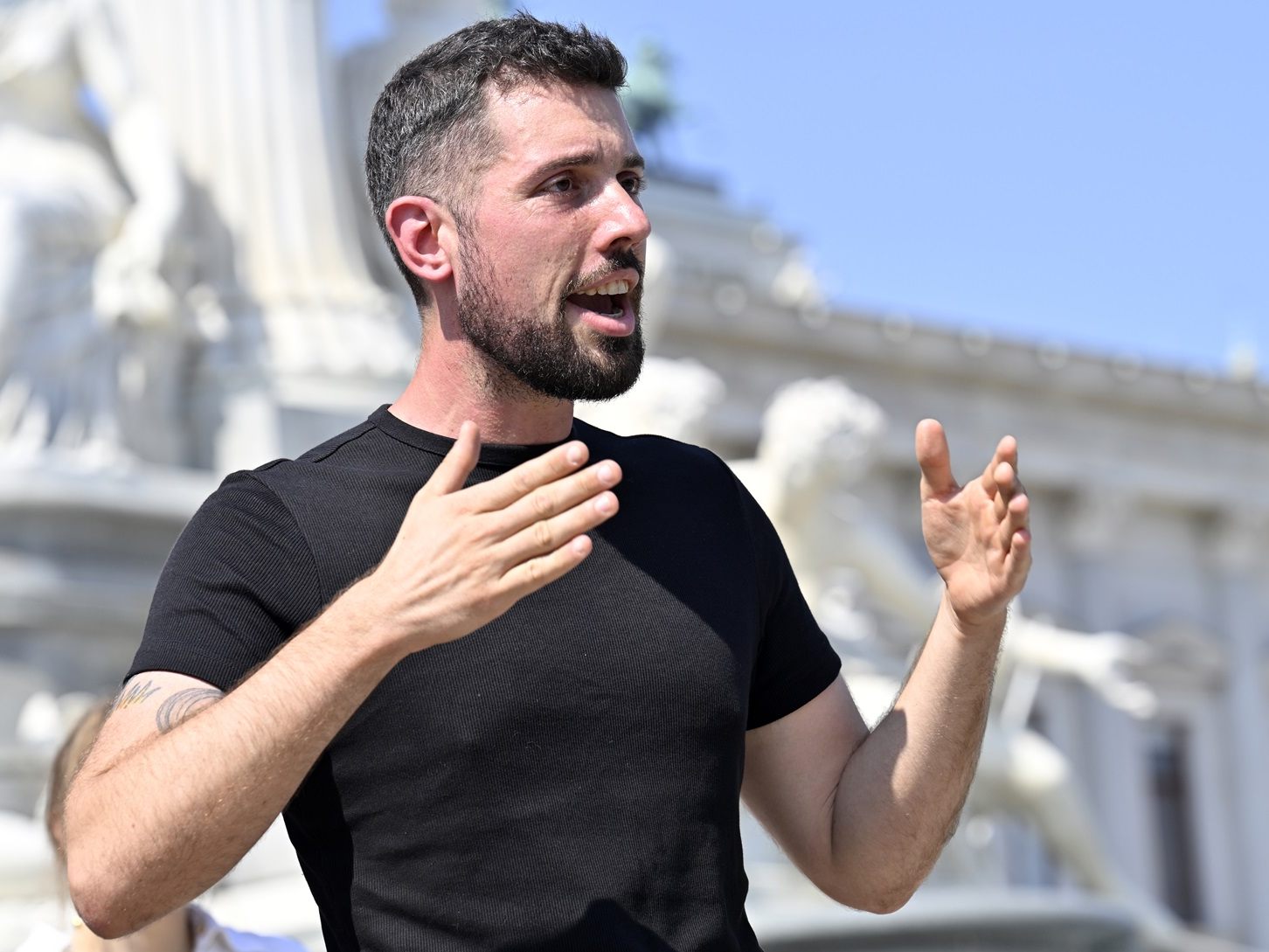 Tobias Schweiger, KPÖ-Spitzenkandidat für die Nationalratswahl, ist gegen Afghanistan-Abschiebungen.