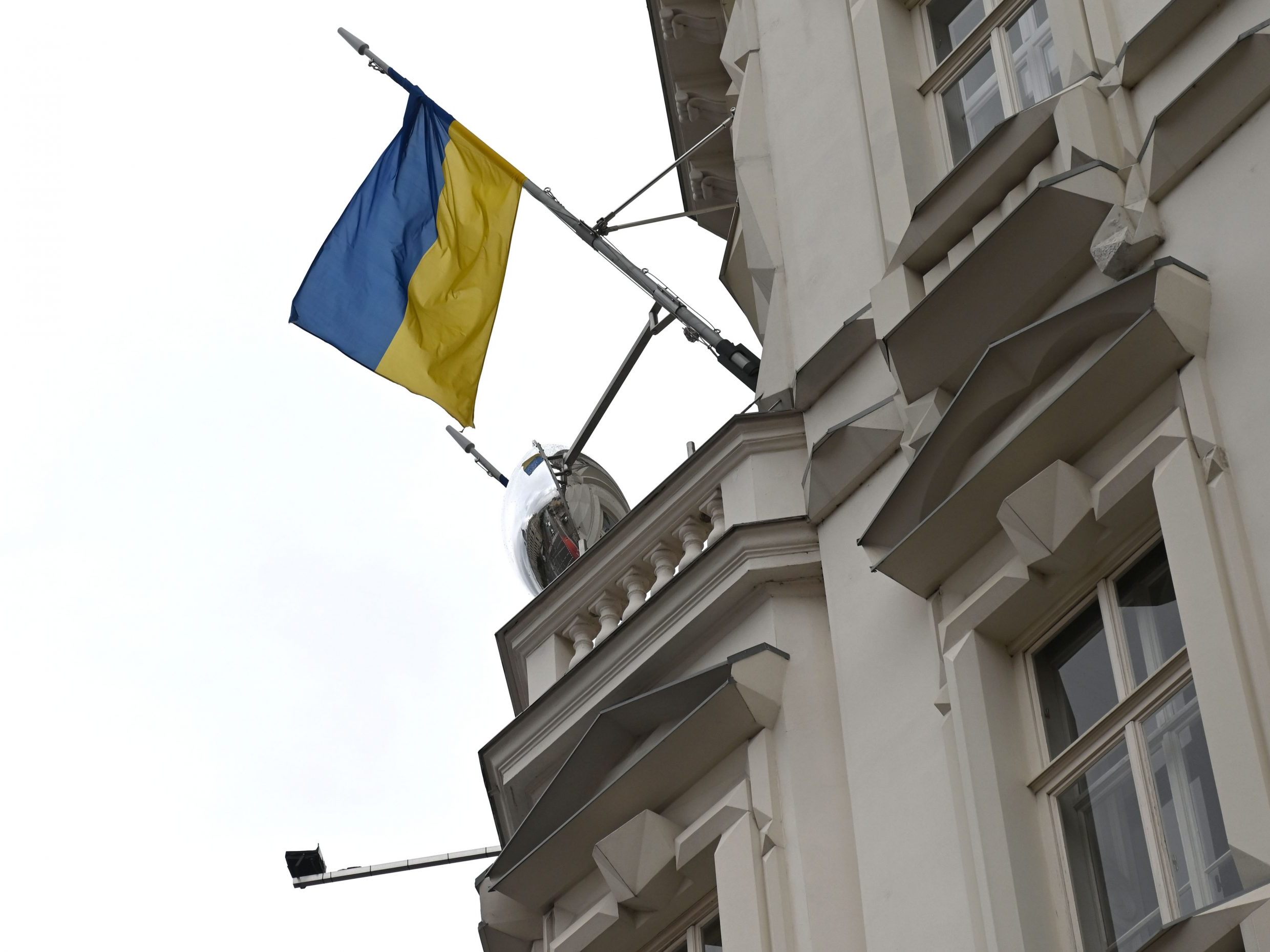 "Der Krieg in der Ukraine hat schon zu viele Opfer gefordert", so Schweiger vor der Nationalratswahl. Im Bild: Eine Ukraine-Fahne in Wien.