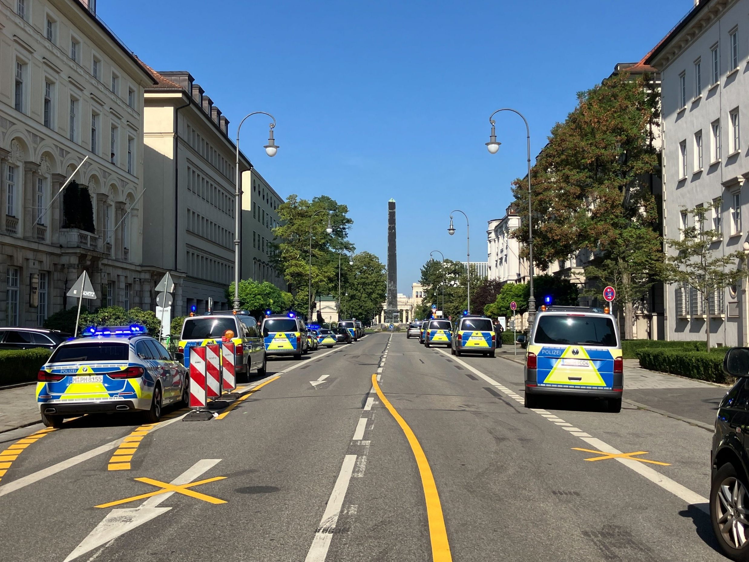 Bei dem Schützen soll es sich um einen 18-jährigen Österreicher handeln. Bei dem Schützen soll es sich um einen 18-jährigen Österreicher handeln.