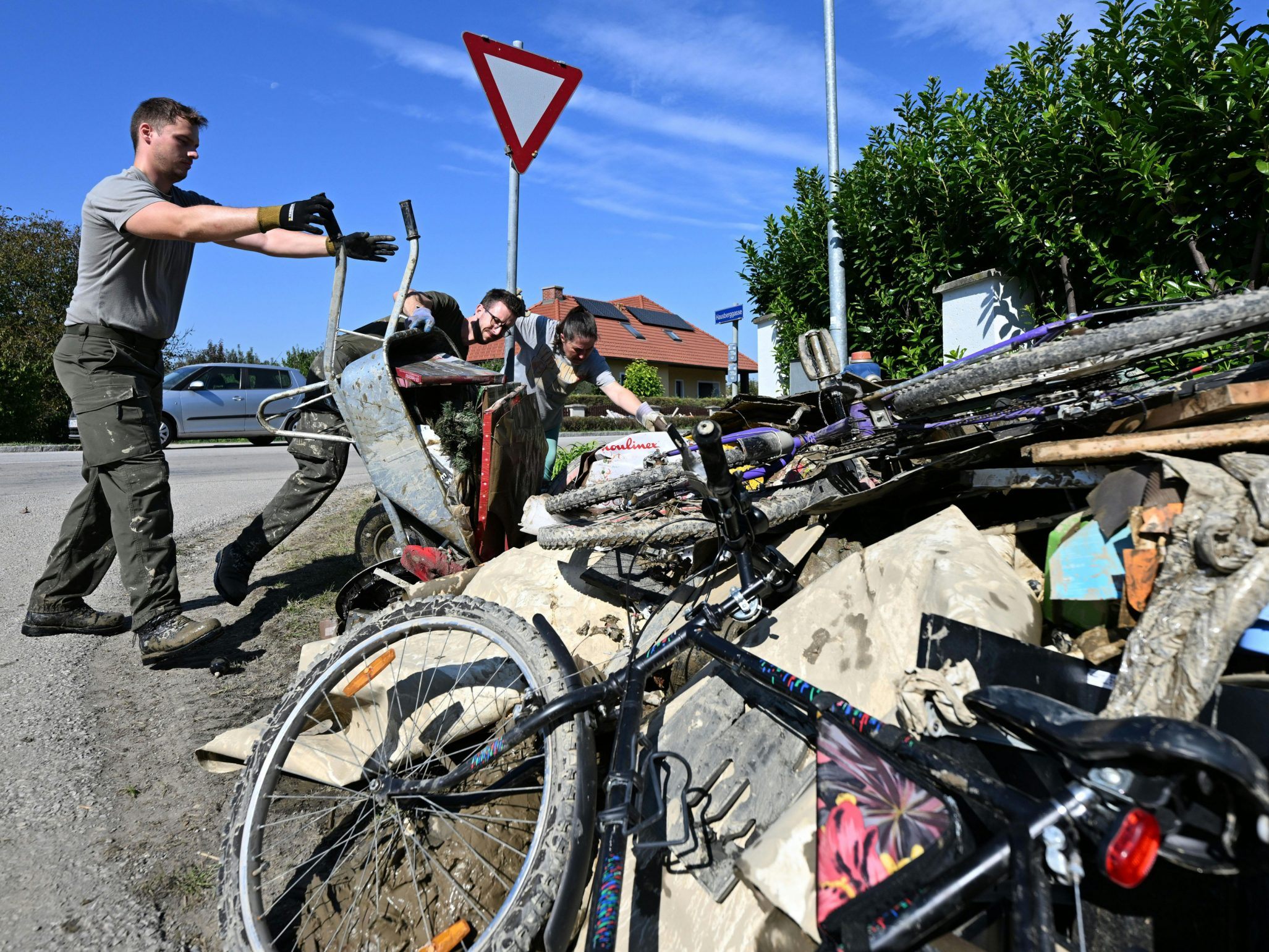 Die intensiven Aufräumarbeiten in Niederösterreich dauern an. Die intensiven Aufräumarbeiten in Niederösterreich dauern an.