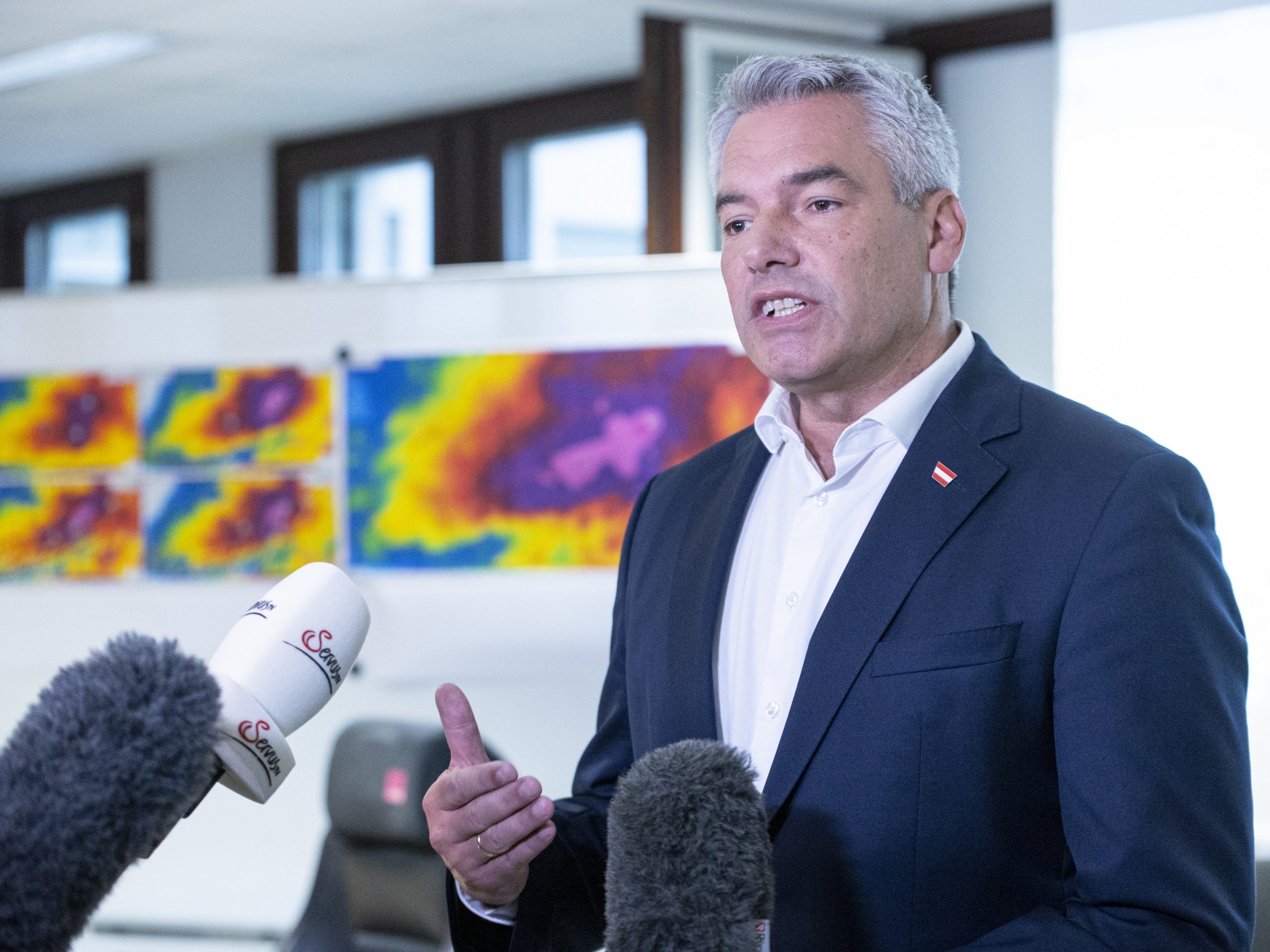 Der Kanzler dankte den Einsatzkräften. Der Kanzler dankte den Einsatzkräften.