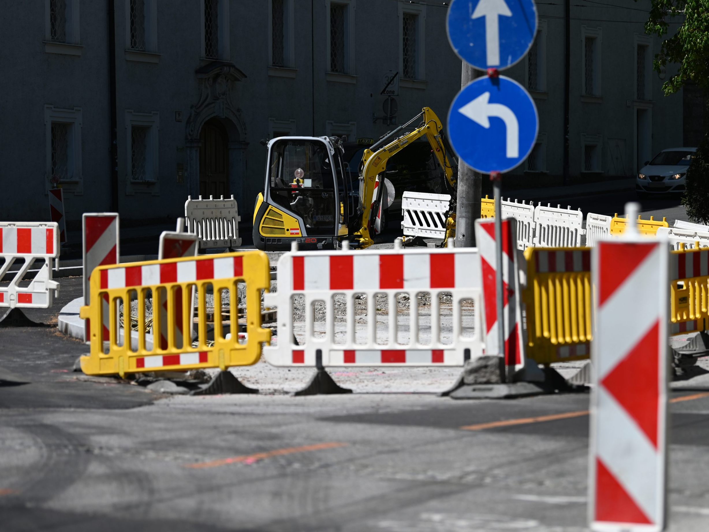 In der Feßtgasse in Wien werden Gehsteiginstandsetzungsarbeiten durchgeführt. In der Feßtgasse in Wien werden Gehsteiginstandsetzungsarbeiten durchgeführt.