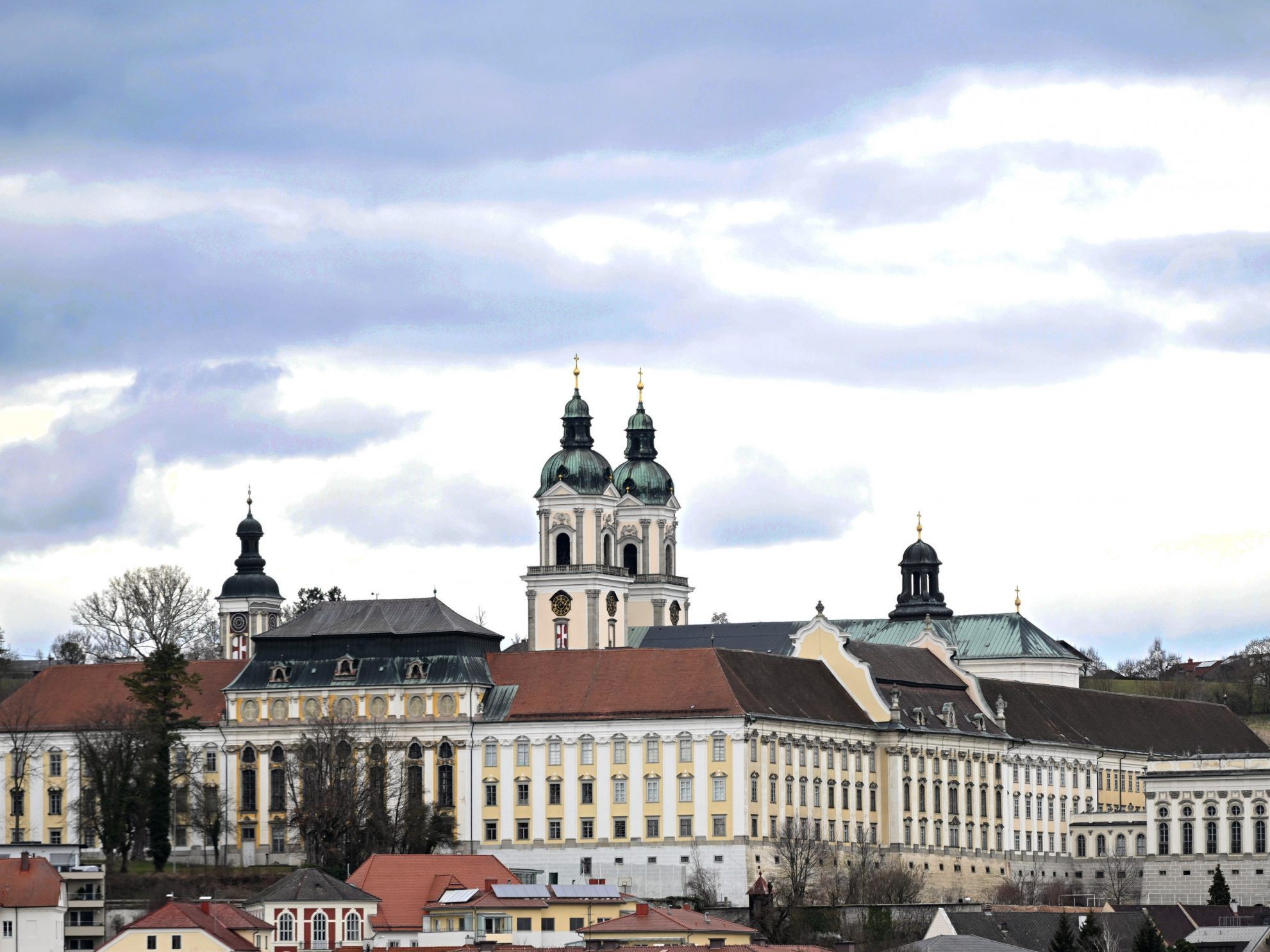 Stift St. Florian in Oberösterreich: Unbekannter schrieb offenbar Bombendrohung in Gästebuch von Literaturgarten. Stift St. Florian in Oberösterreich: Unbekannter schrieb offenbar Bombendrohung in Gästebuch von Literaturgarten.
