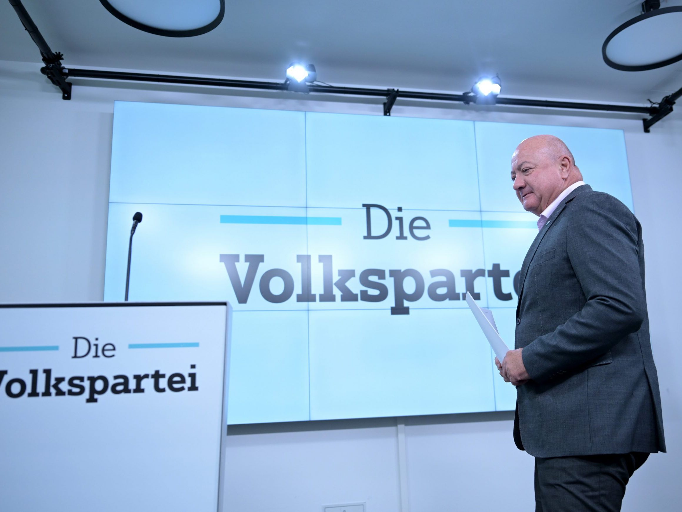 "Kickl kann's nicht. Warum das so ist, haben wir in einer Broschüre für die Funktionäre zusammengestellt, als Argumentarium", teilte ÖVP-Generalsekretär Stocker im Vorfeld der Nationalratswahl mit.