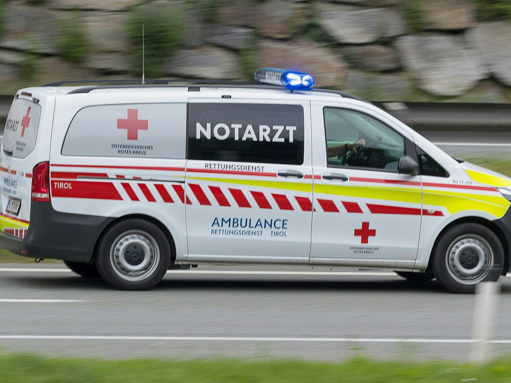 Die Frau erlag noch an Ort und Stelle ihren Verletzungen.