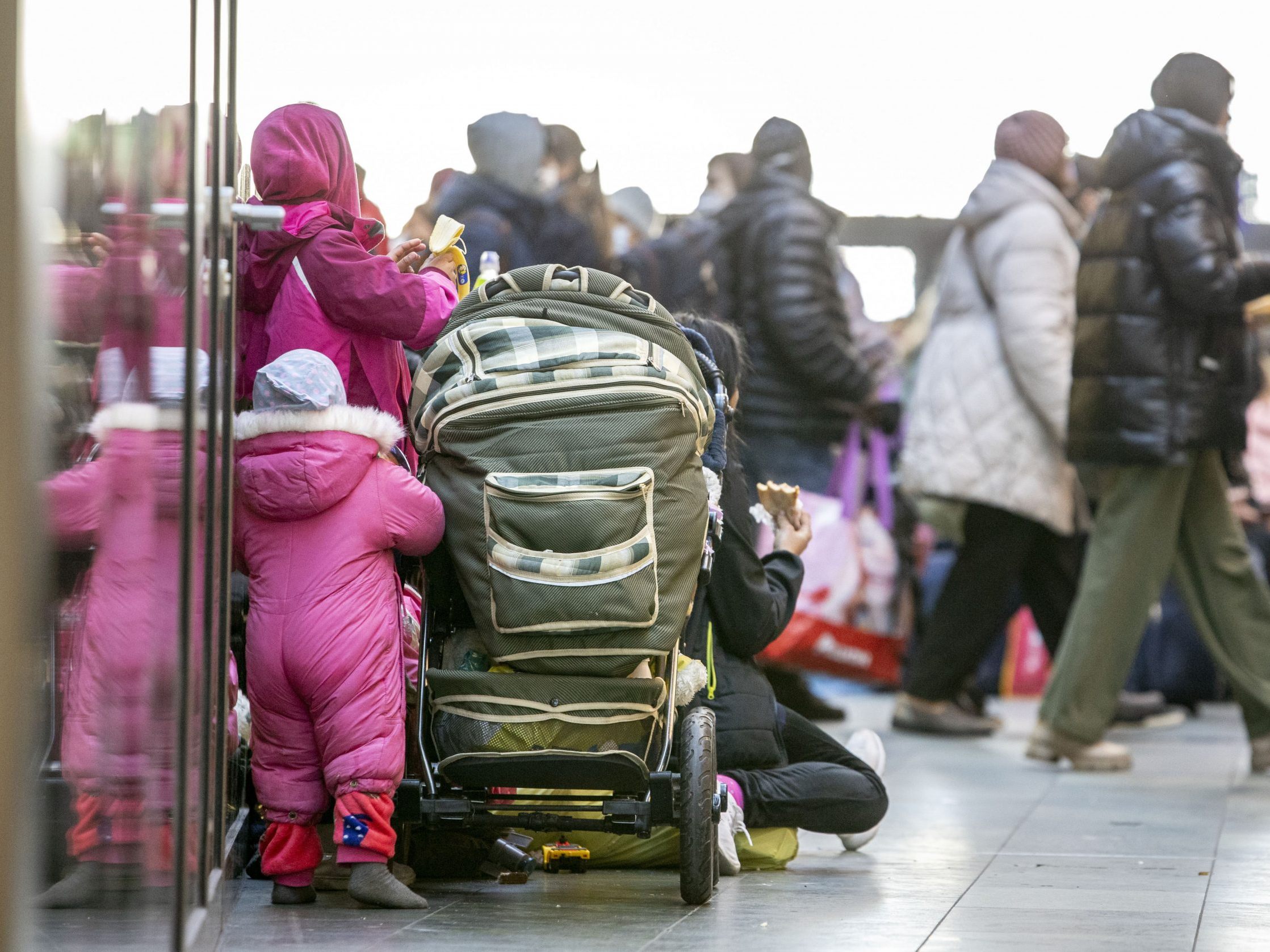 Ukraine-Flüchtlinge im Jahr 2022 am Wiener Hauptbahnhof. Ukraine-Flüchtlinge im Jahr 2022 am Wiener Hauptbahnhof.