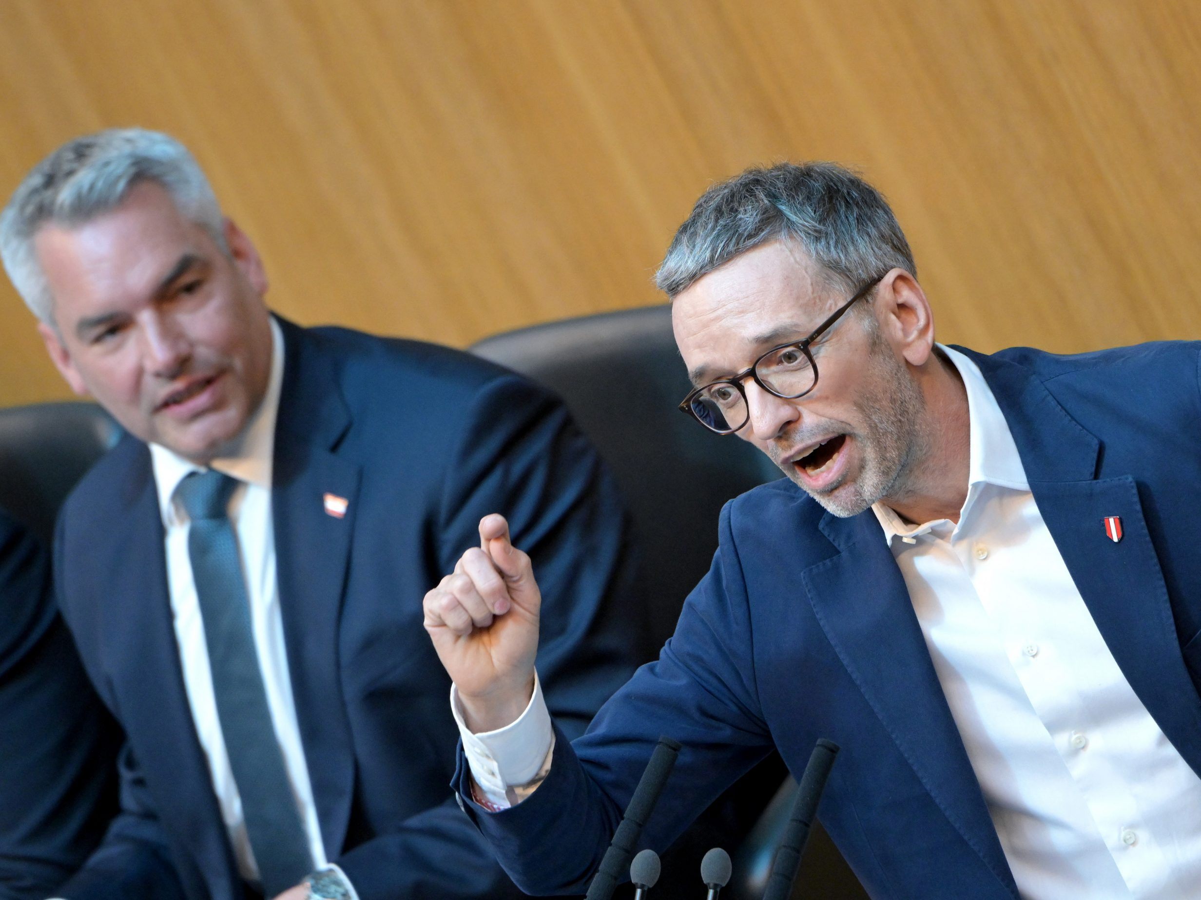 ÖVP und FPÖ liegen in Umfrage vor Nationalratswahl eng zusammen.