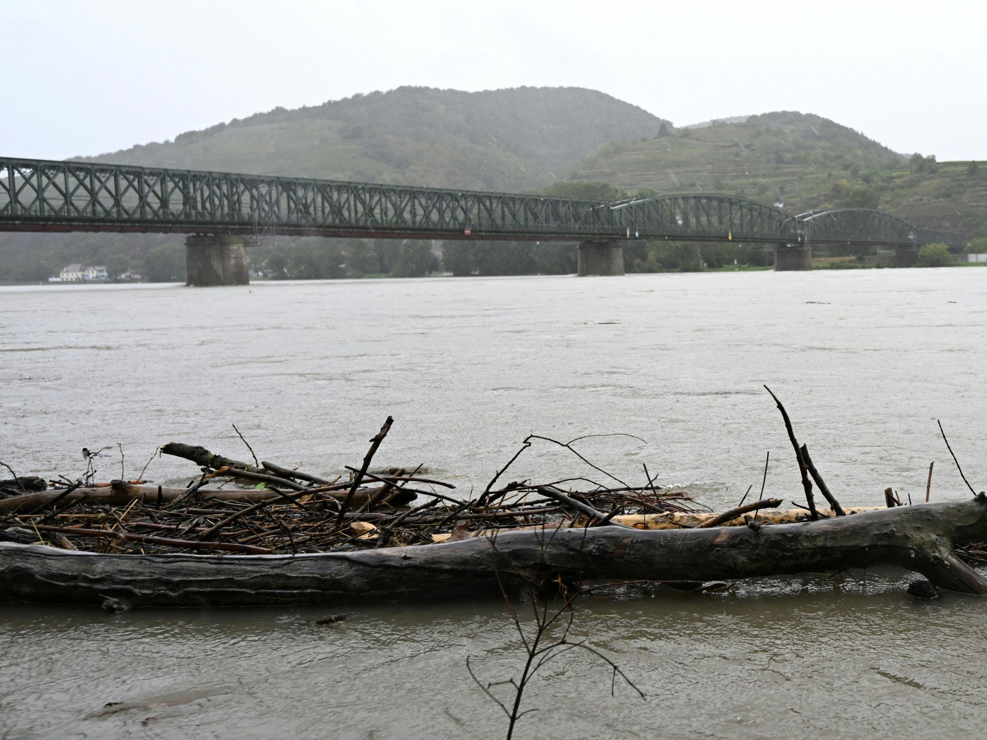Aus Sicherheitsgründen wurde die gesamte Donau für den Schiffsverkehr gesperrt.