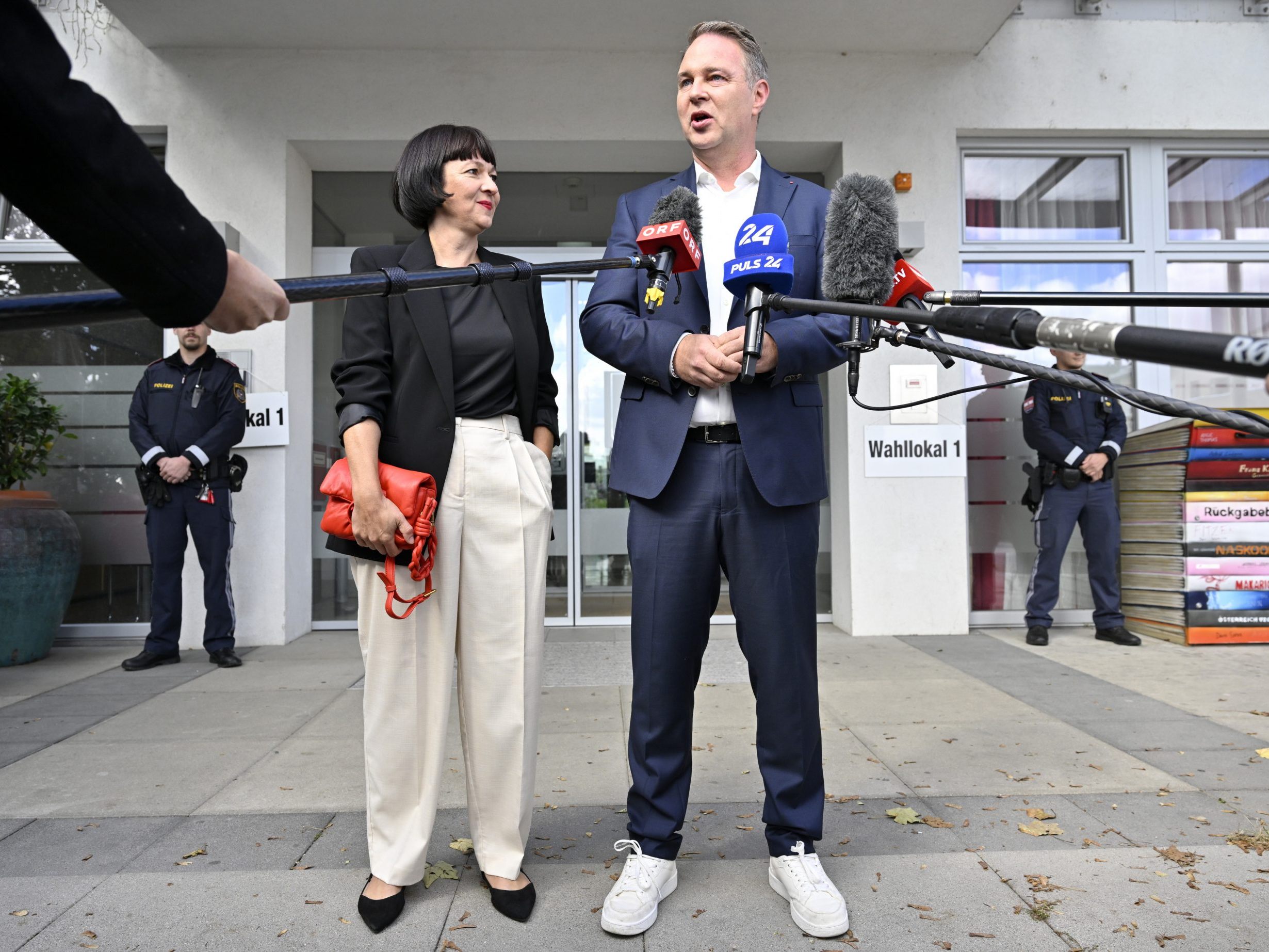 SPÖ-Chef Babler wählte in Traiskirchen.