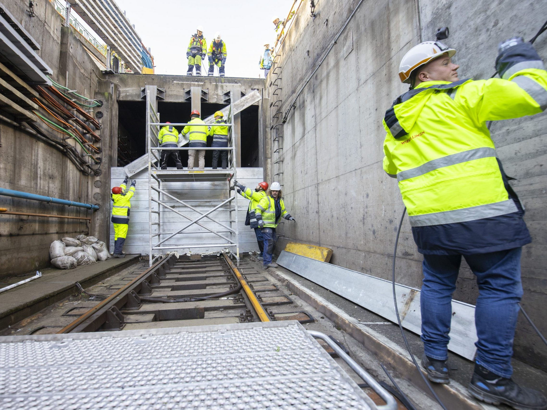 Mitarbeiter der Wiener Linien bauen die Dammbalken wieder ab.
