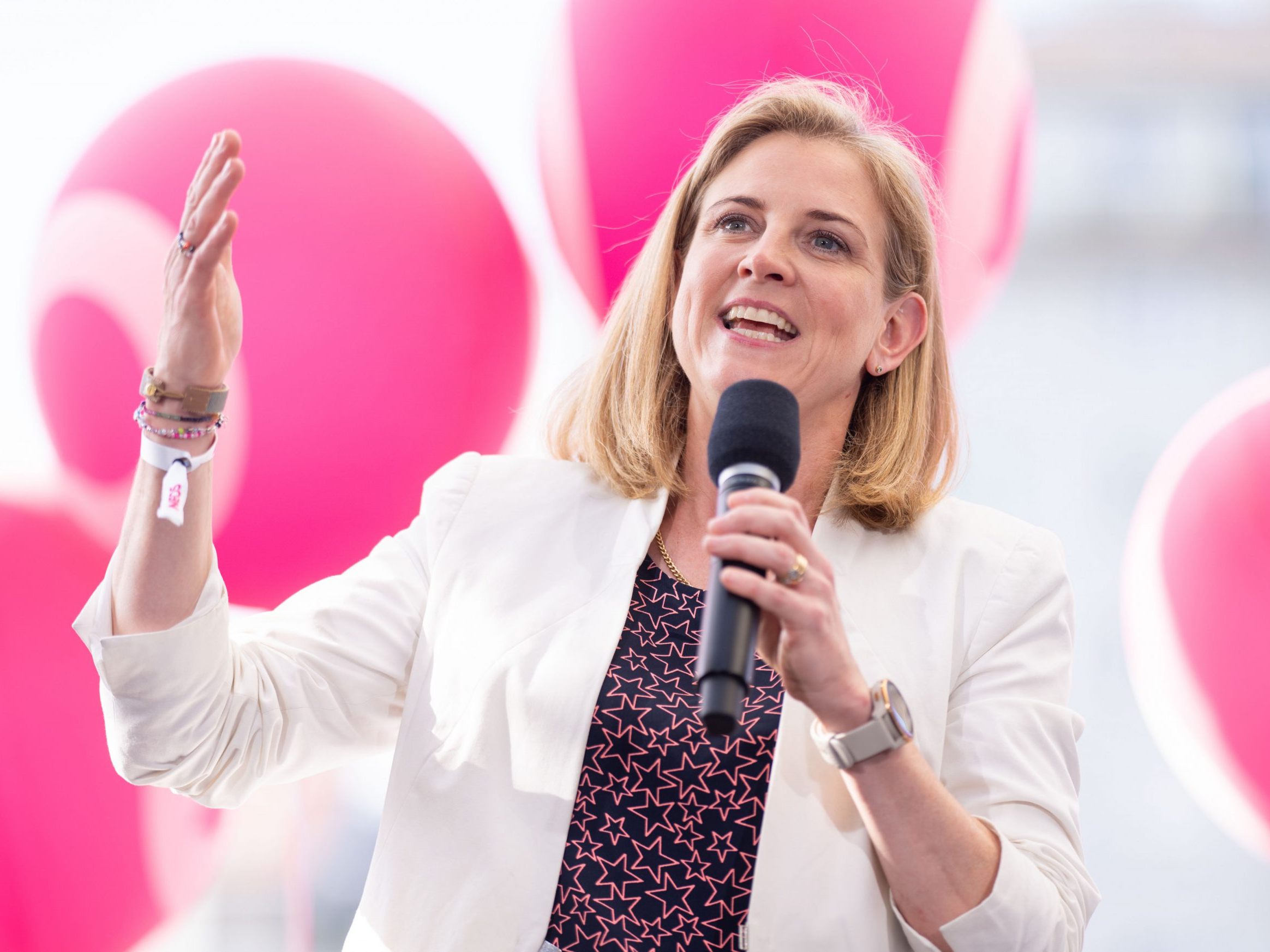 Vor der Nationalratswahl rührt Meinl-Reisinger in einem Brief an ÖVP-Wähler die Werbetrommel für eine Regierungsbeteiligung ihrer Partei. Vor der Nationalratswahl rührt Meinl-Reisinger in einem Brief an ÖVP-Wähler die Werbetrommel für eine Regierungsbeteiligung ihrer Partei.