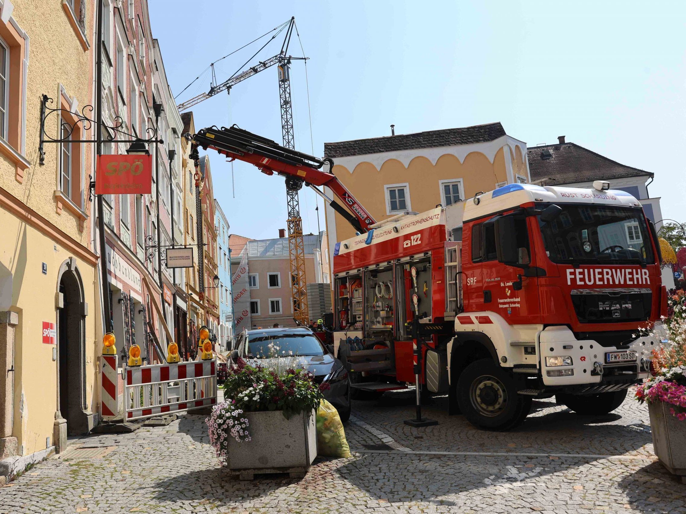 Feuerwehreinsatz nach Einsturz von Kellergewölbe in Schärding. Feuerwehreinsatz nach Einsturz von Kellergewölbe in Schärding.