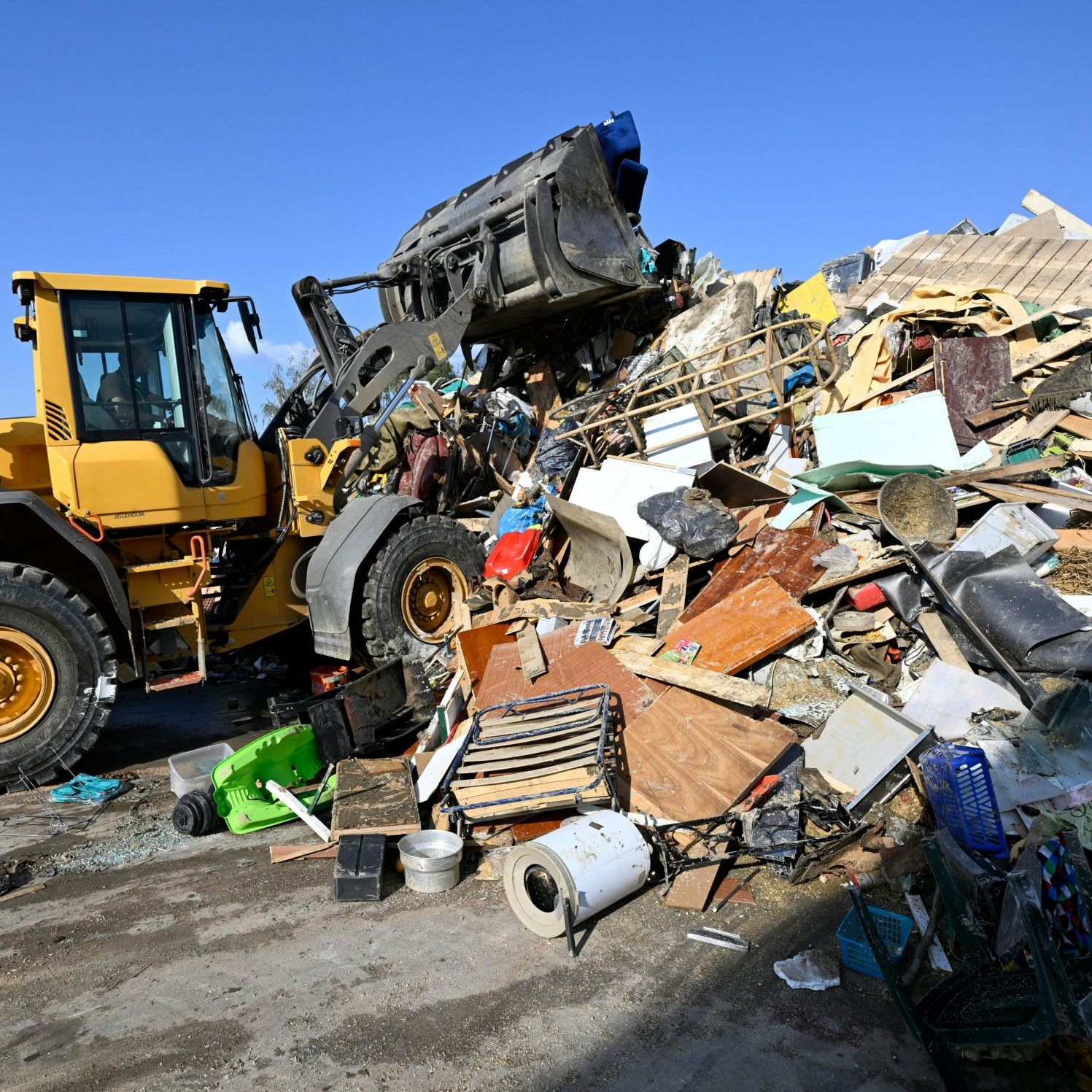 Eine Sammelstelle für den Hochwassersperrmüll in NÖ.