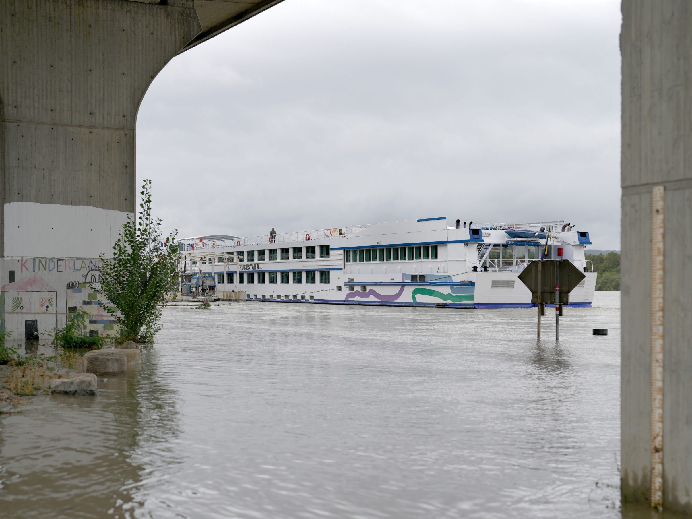 Die Sperre für den Schiffverkehr auf der Donau wurde teilweise aufgehoben. Die Sperre für den Schiffverkehr auf der Donau wurde teilweise aufgehoben.