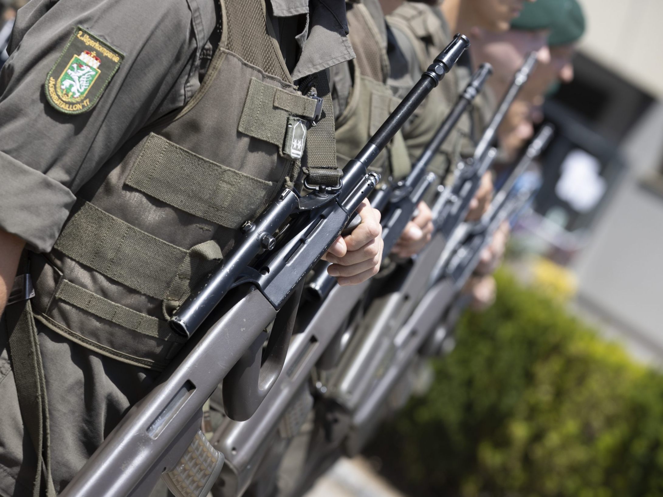 Die Spitzenkandidaten weichen der Frage nach einem EU-Militärbeistand aus.