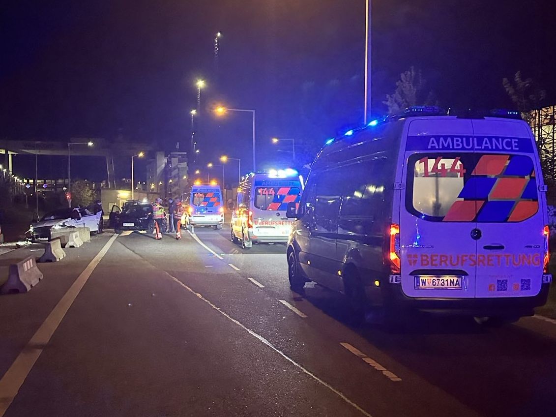 Ein 16-Jähriger hat sich in der Nacht auf Sonntag eine wilde Verfolgungsjagd mit der Wiener Polizei geliefert. Ein 16-Jähriger hat sich in der Nacht auf Sonntag eine wilde Verfolgungsjagd mit der Wiener Polizei geliefert.