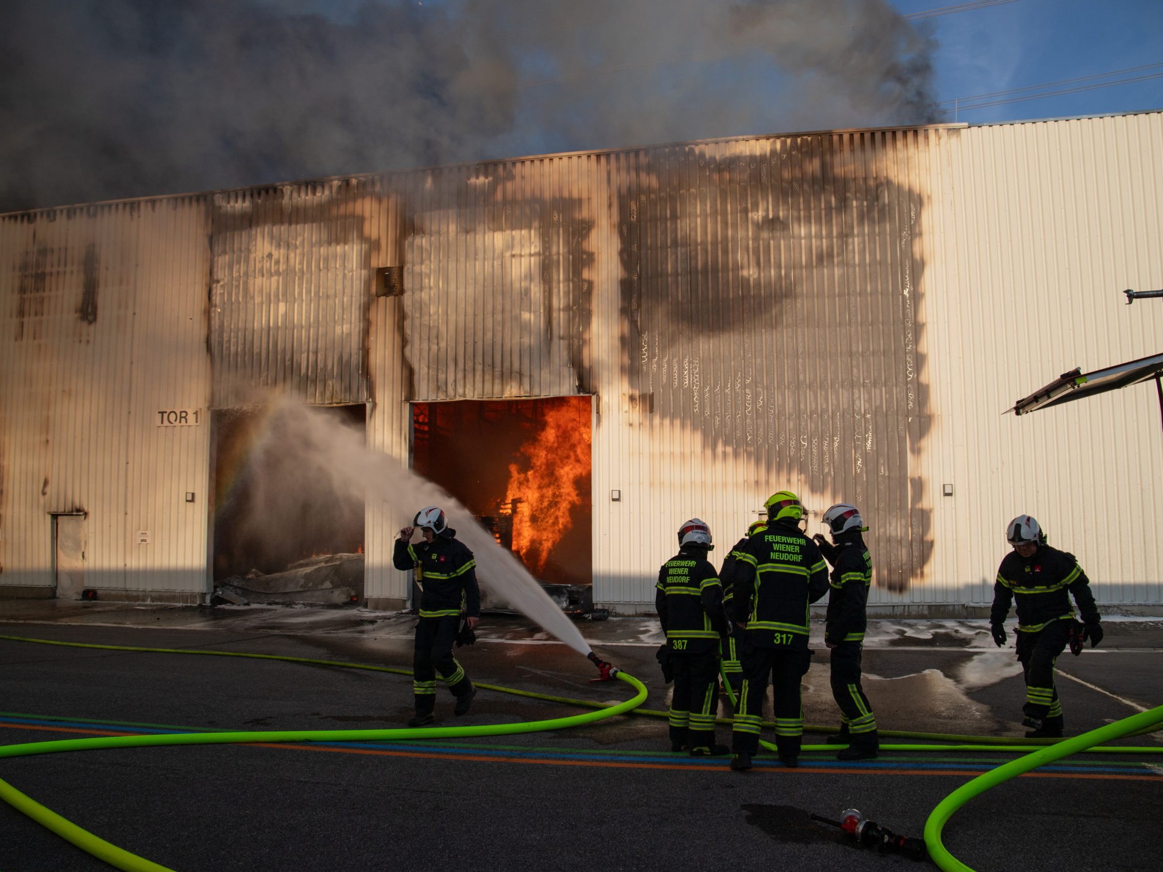 Im Bezirk Mödling ist es zu einem Großbrand gekommen. Im Bezirk Mödling ist es zu einem Großbrand gekommen.