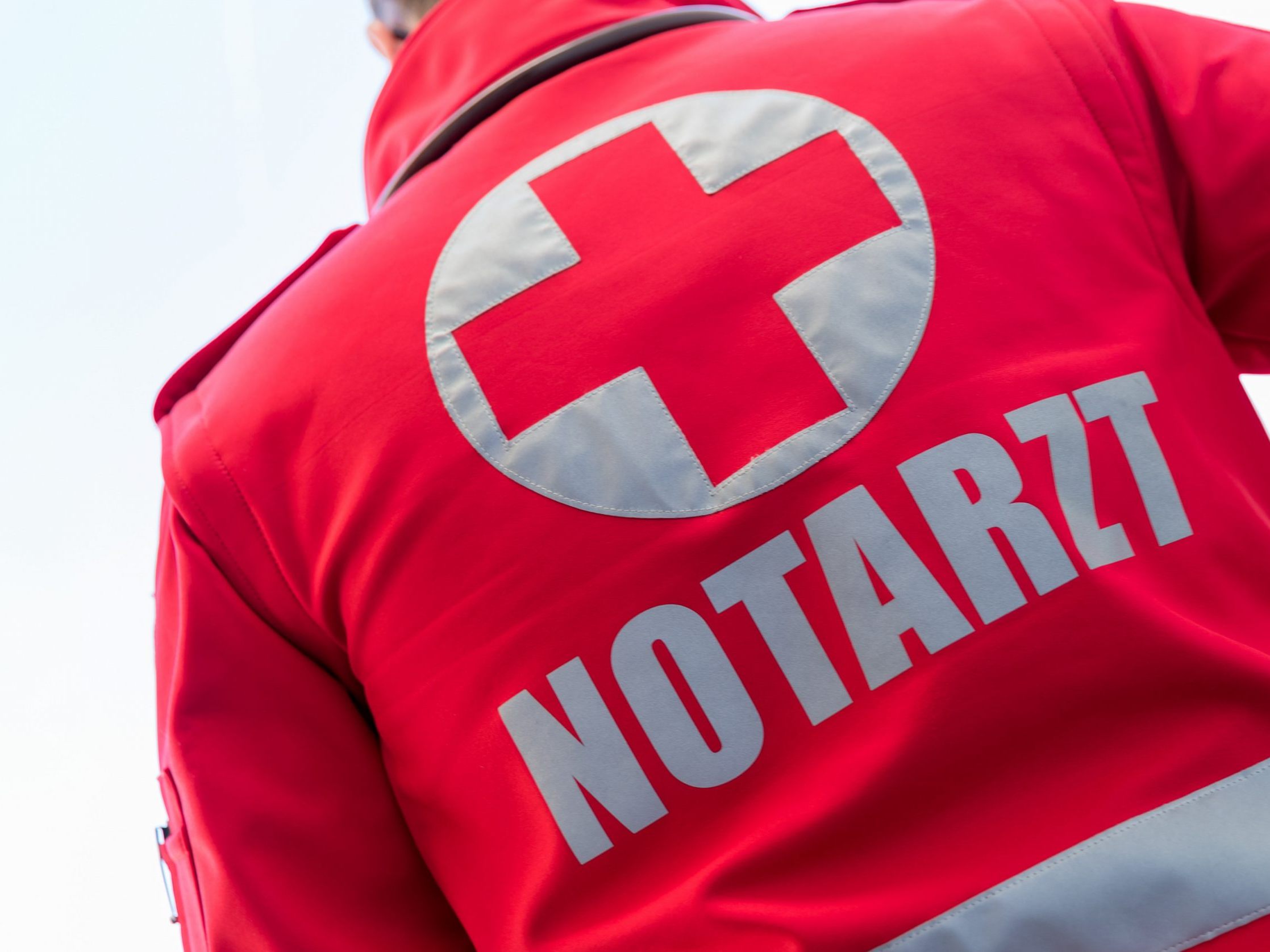 Alle vier am Unfall beteiligten Personen wurden im jeweiligen Kfz eingeklemmt und mussten von Feuerwehrmitgliedern befreit werden.