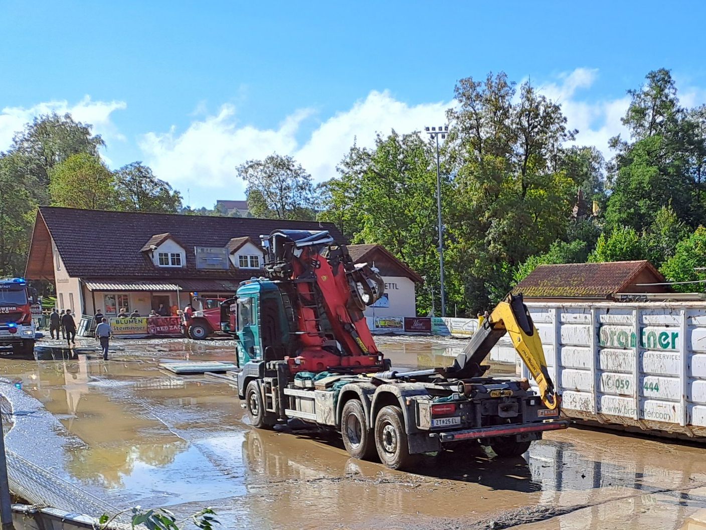 Aufräumarbeiten auf einem Sportplatz in Zwettl.