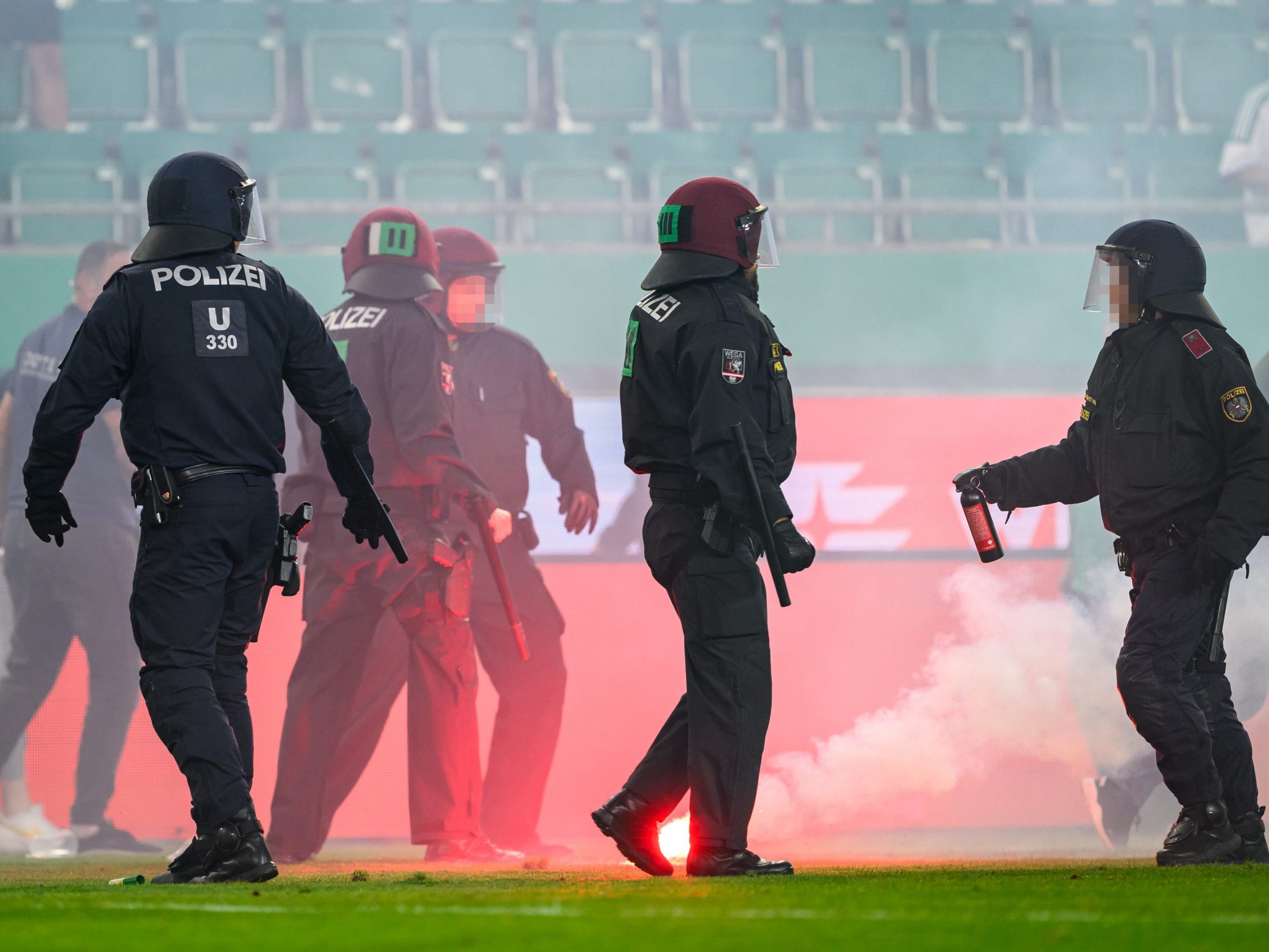 Nach dem Wiener Derby kam es zu Ausschreitungen. Nach dem Wiener Derby kam es zu Ausschreitungen.