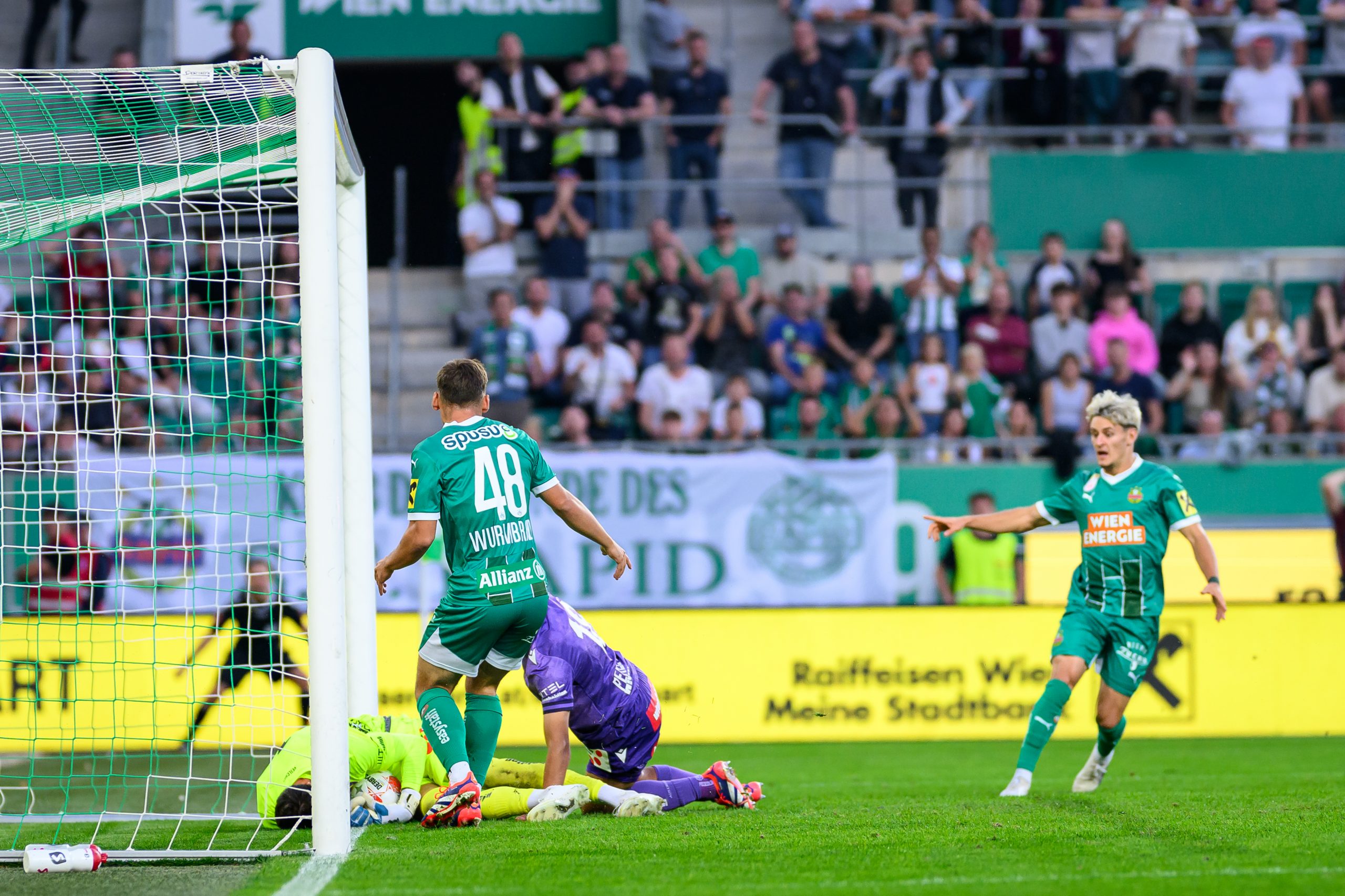 ABD0142_20240922 – WIEN – 
STERREICH: Samuel Sahin-Radlinger (FK Austria Wien) klrt den Ball auf der Linie am Sonntag, 22. September 2024, anlsslich der 7. Runde der Fu§ball-Bundesliga zwischen SK Rapid und FK Austria Wien im Allianz Stadion in Wien. – FOTO: APA/MAX SLOVENCIK ©APA/Max Slovencik