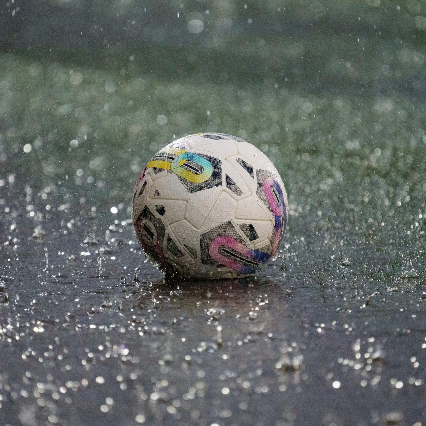 Die Fußball-Bundesliga ist wegen den Unwettern in Warteposition.