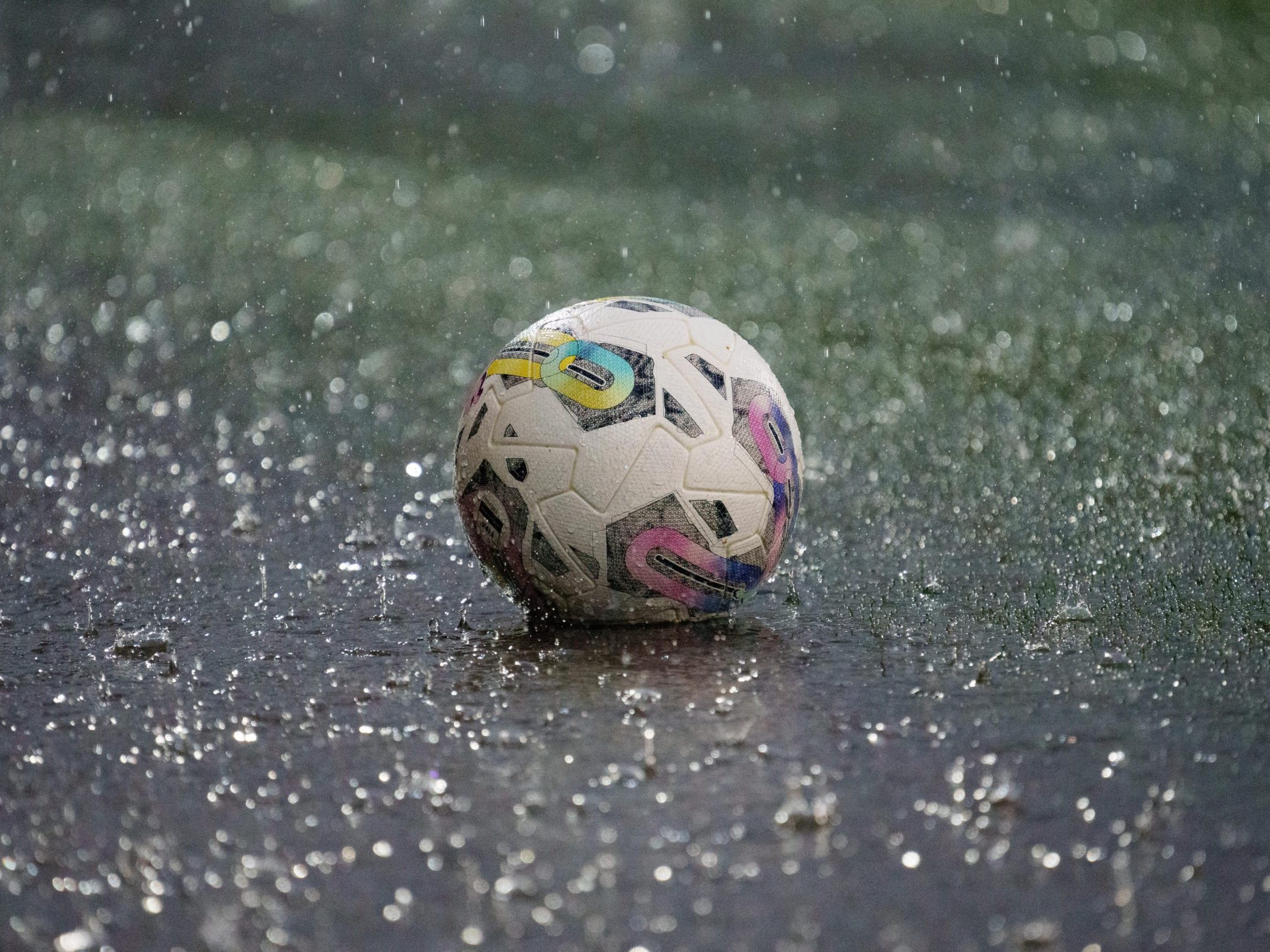 Die Fußball-Bundesliga ist wegen den Unwettern in Warteposition.