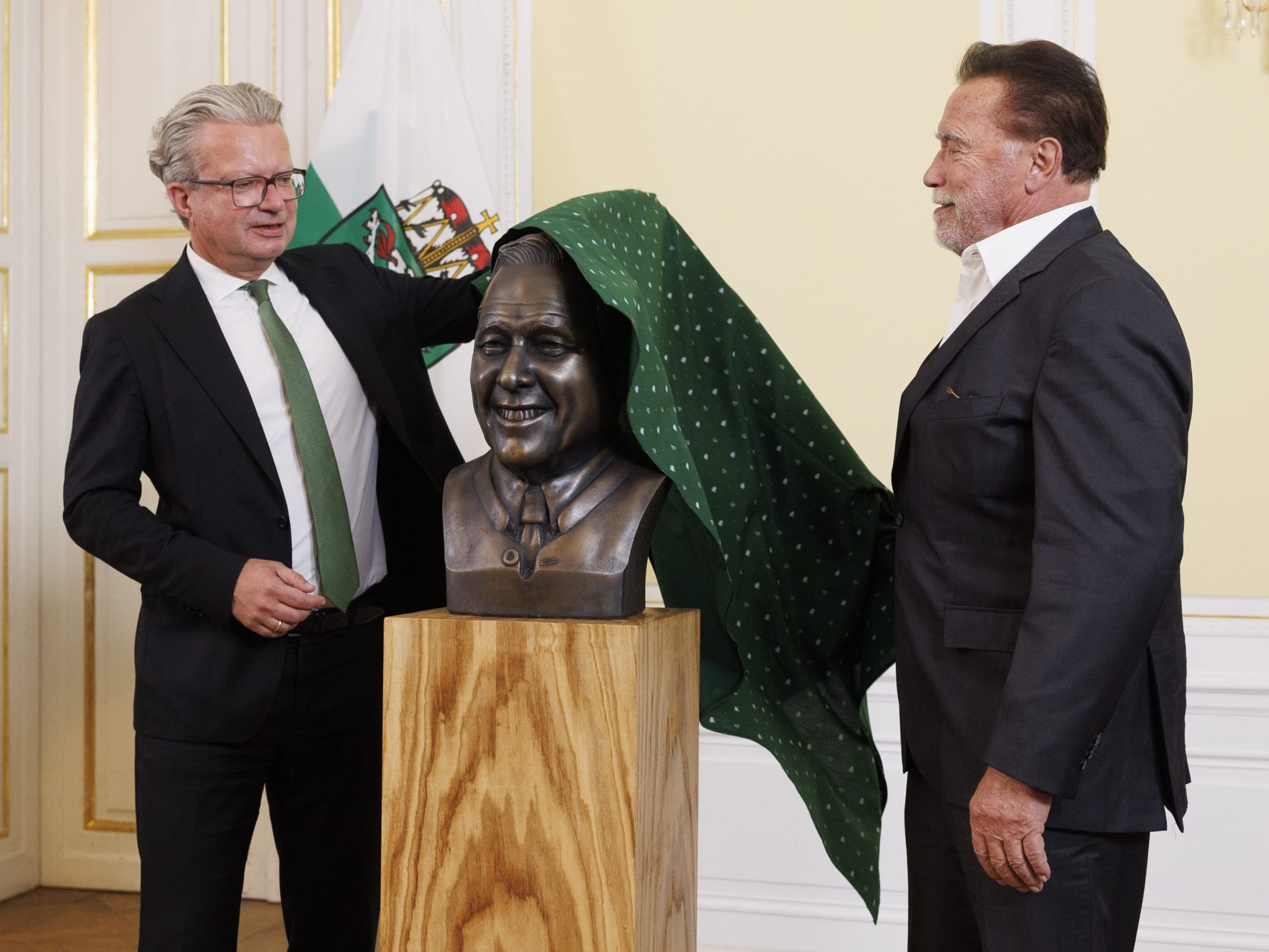 Schwarzenegger enthüllte in Graz die Büste von Josef Krainer. Schwarzenegger enthüllte in Graz die Büste von Josef Krainer.