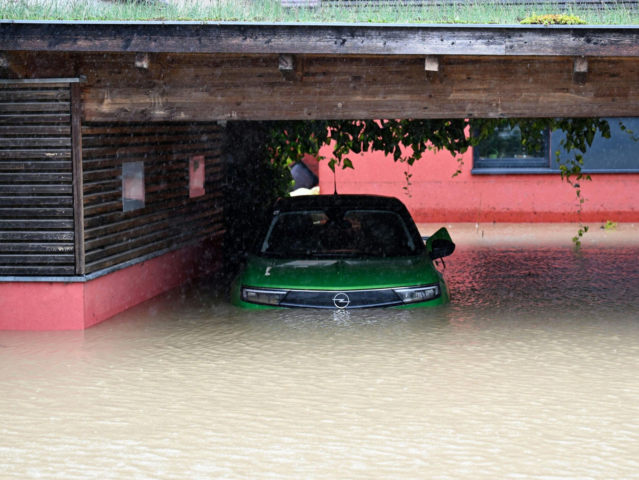 Der Pkw sollte nach dem Hochwasser nicht einfach gestartet werden.