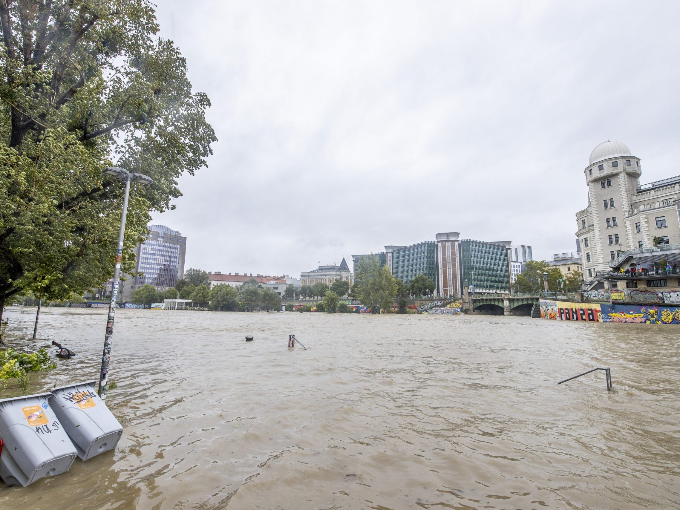 Die Strandbar Herrmann in Wien hier auf einem Bild vom Sonntag im Hintergrund.