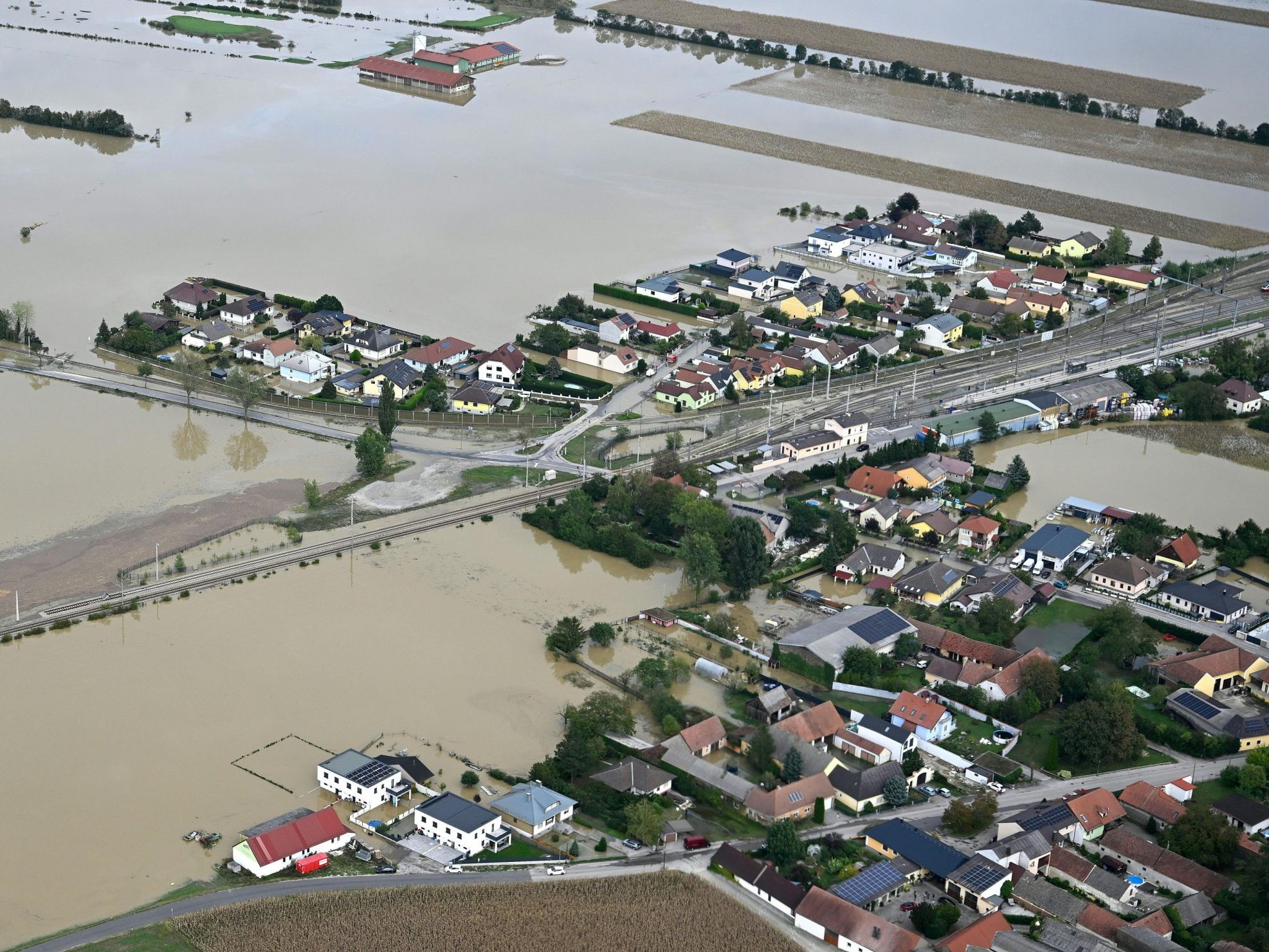 Die Aufräumarbeiten laufen und es können nach und nach wieder Straßen freigegeben werden.