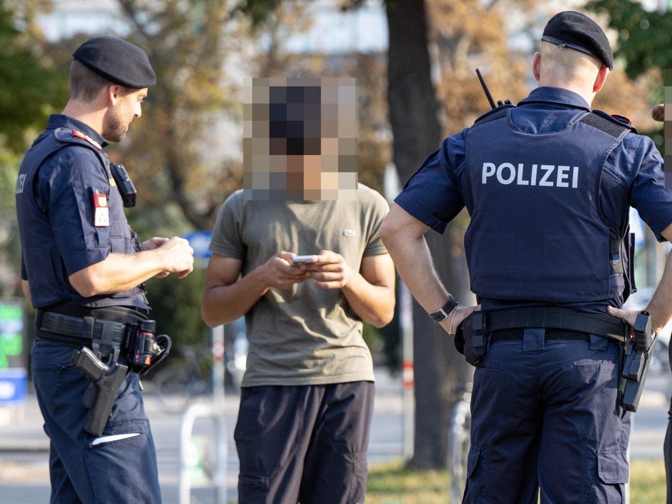 Die Polizisten entdeckten einen Mann in einer Fundbox und nahmen ihn fest. Die Polizisten entdeckten einen Mann in einer Fundbox und nahmen ihn fest.