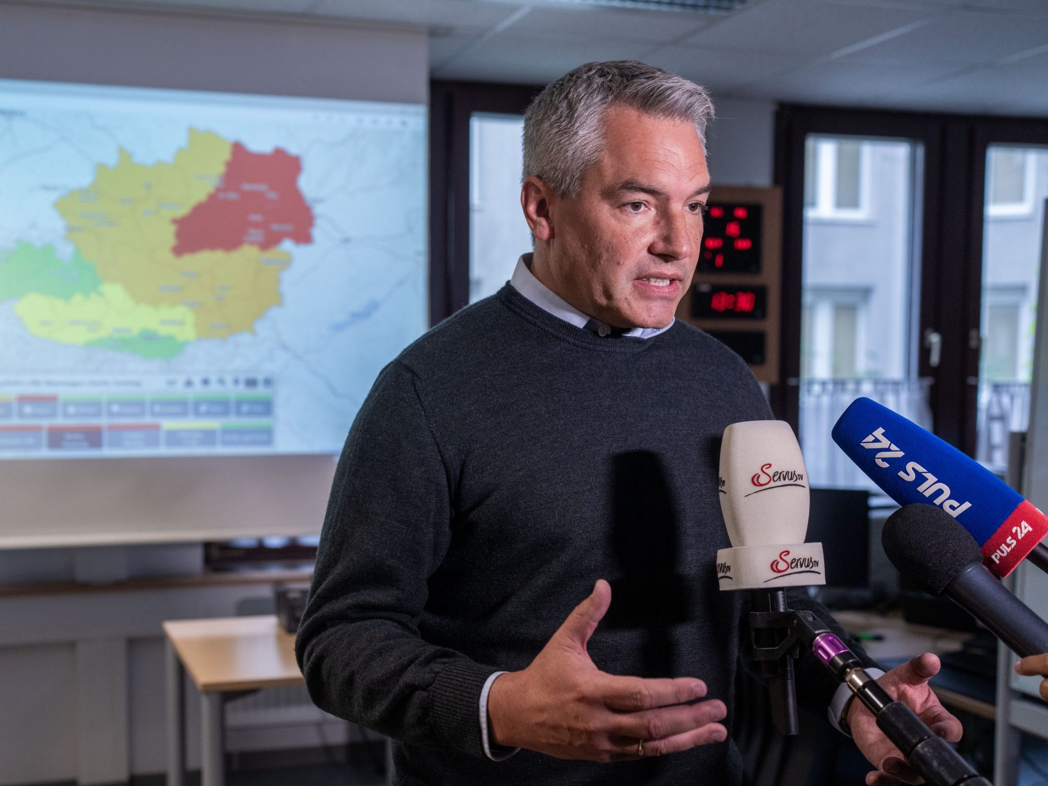 Der Kanzler sagte allen Hochwasser-Opfern Unterstützung zu. Der Kanzler sagte allen Hochwasser-Opfern Unterstützung zu.
