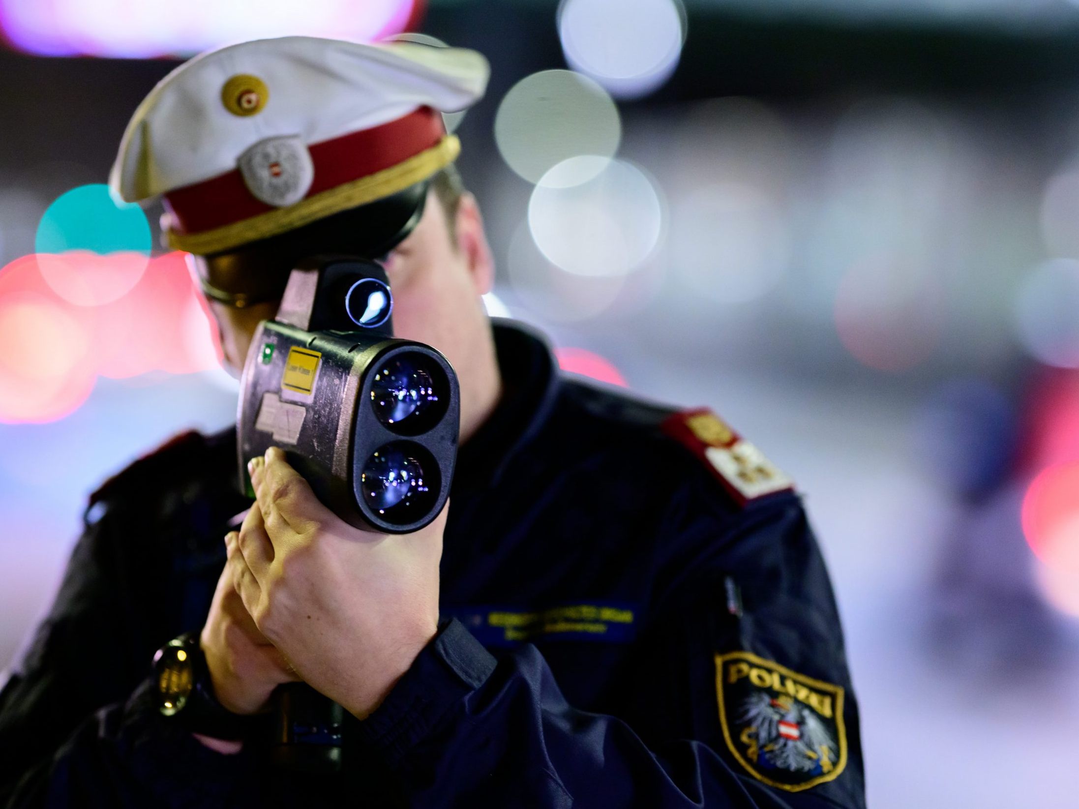 Mehrere Verkehrsteilnehmer sowie zwei Spaziergängerinnen wurden nach Polizeiangaben vom 17-Jährigen gefährdet. Mehrere Verkehrsteilnehmer sowie zwei Spaziergängerinnen wurden nach Polizeiangaben vom 17-Jährigen gefährdet.