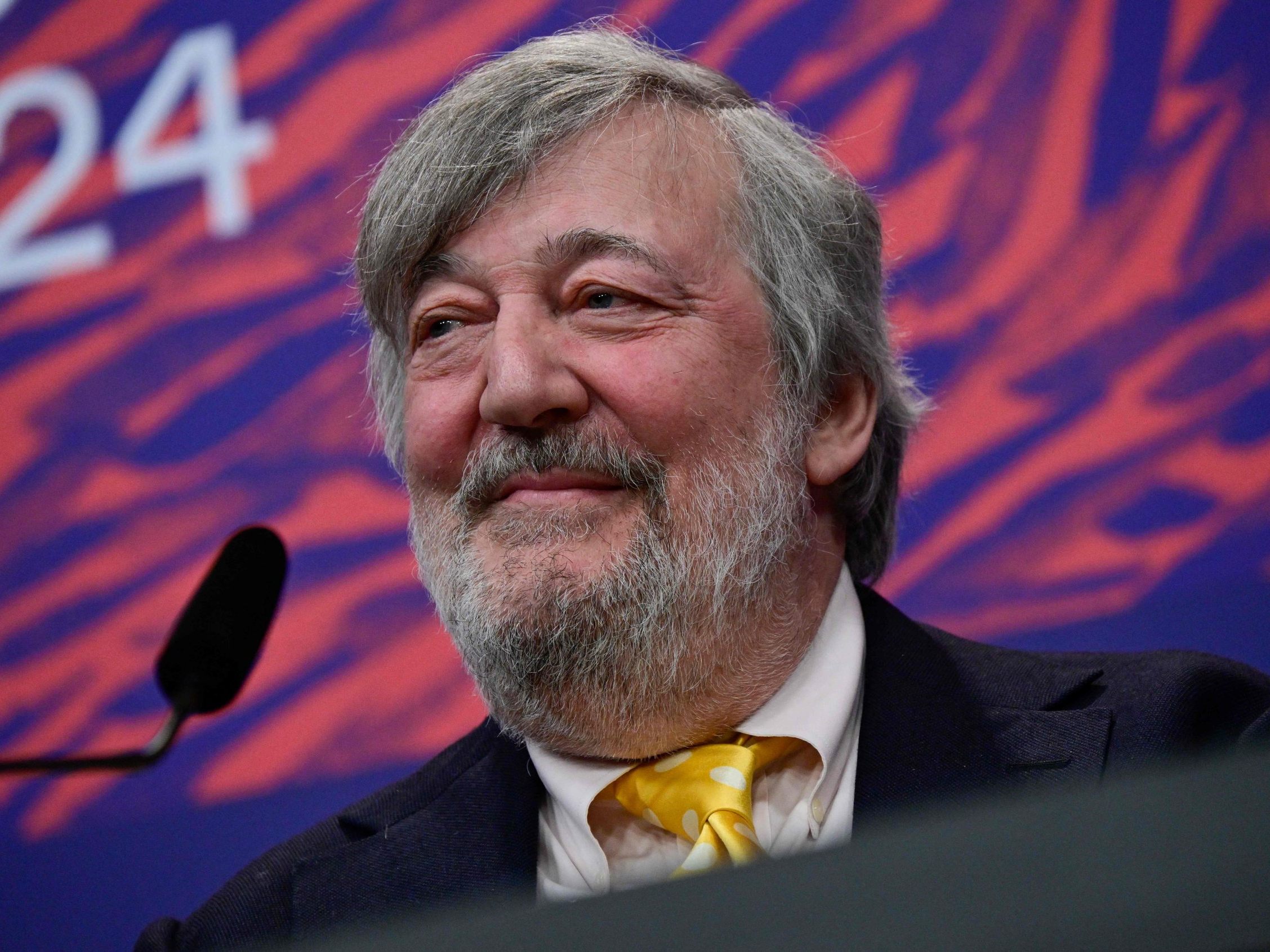 Schauspieler Stephen Fry wählt bei der Nationalratswahl mit.