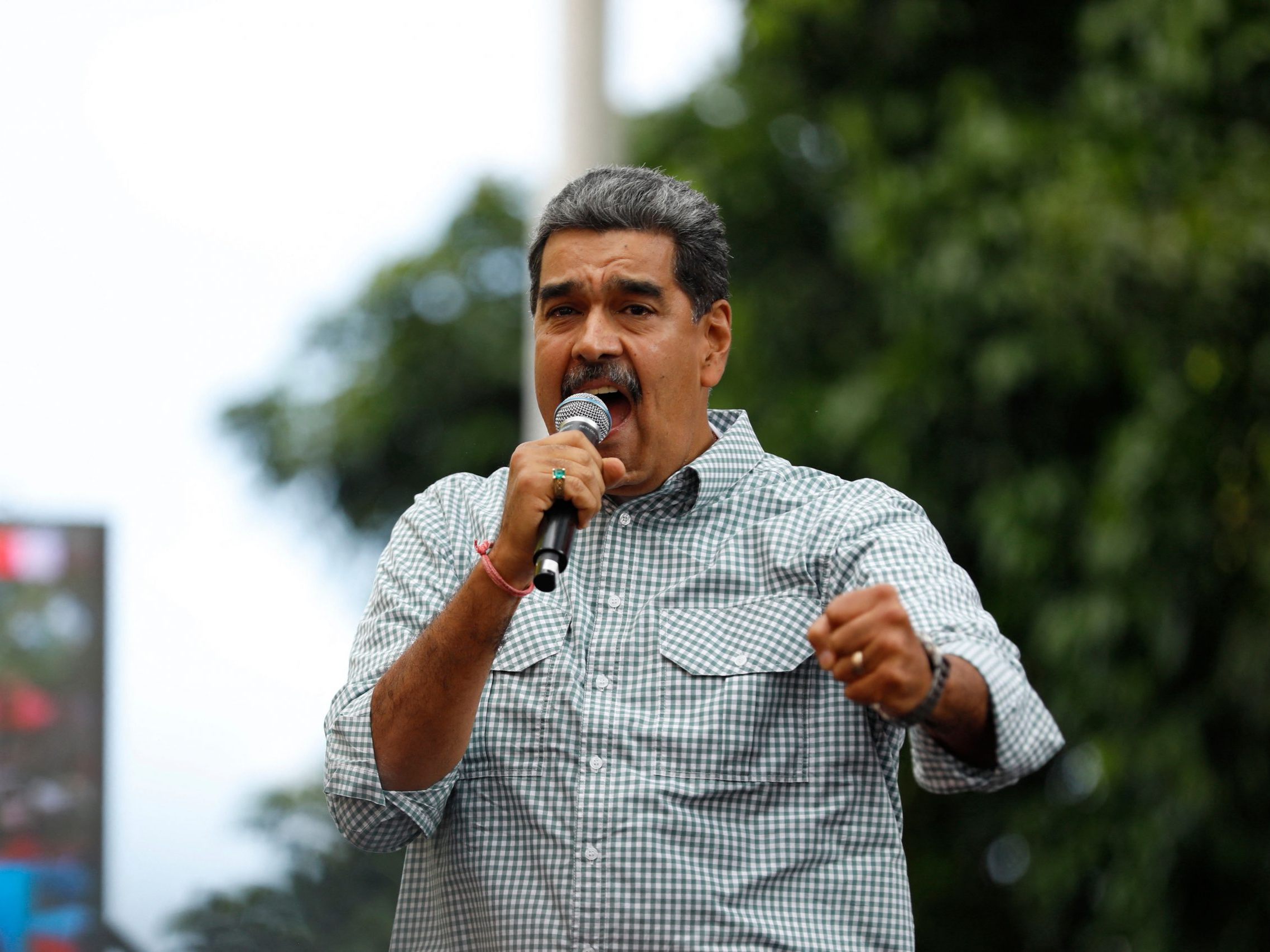 "Als Dank an das kämpferische Volk werde ich Weihnachten per Dekret auf den 1. Oktober vorziehen", so Venezuelas Präsident Maduro. "Als Dank an das kämpferische Volk werde ich Weihnachten per Dekret auf den 1. Oktober vorziehen", so Venezuelas Präsident Maduro.