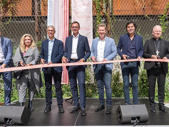 Alexander Budasch und Elke Auer (Bärahus), AK Direktor Andreas Lampert, LH Markus Wallner, AK Präsident Bernhard Heinzle, Feldkirchs Bürgermeister Manfred Rädler und Bischof Benno Elbs (v.l.) eröffneten das AK Quartier.