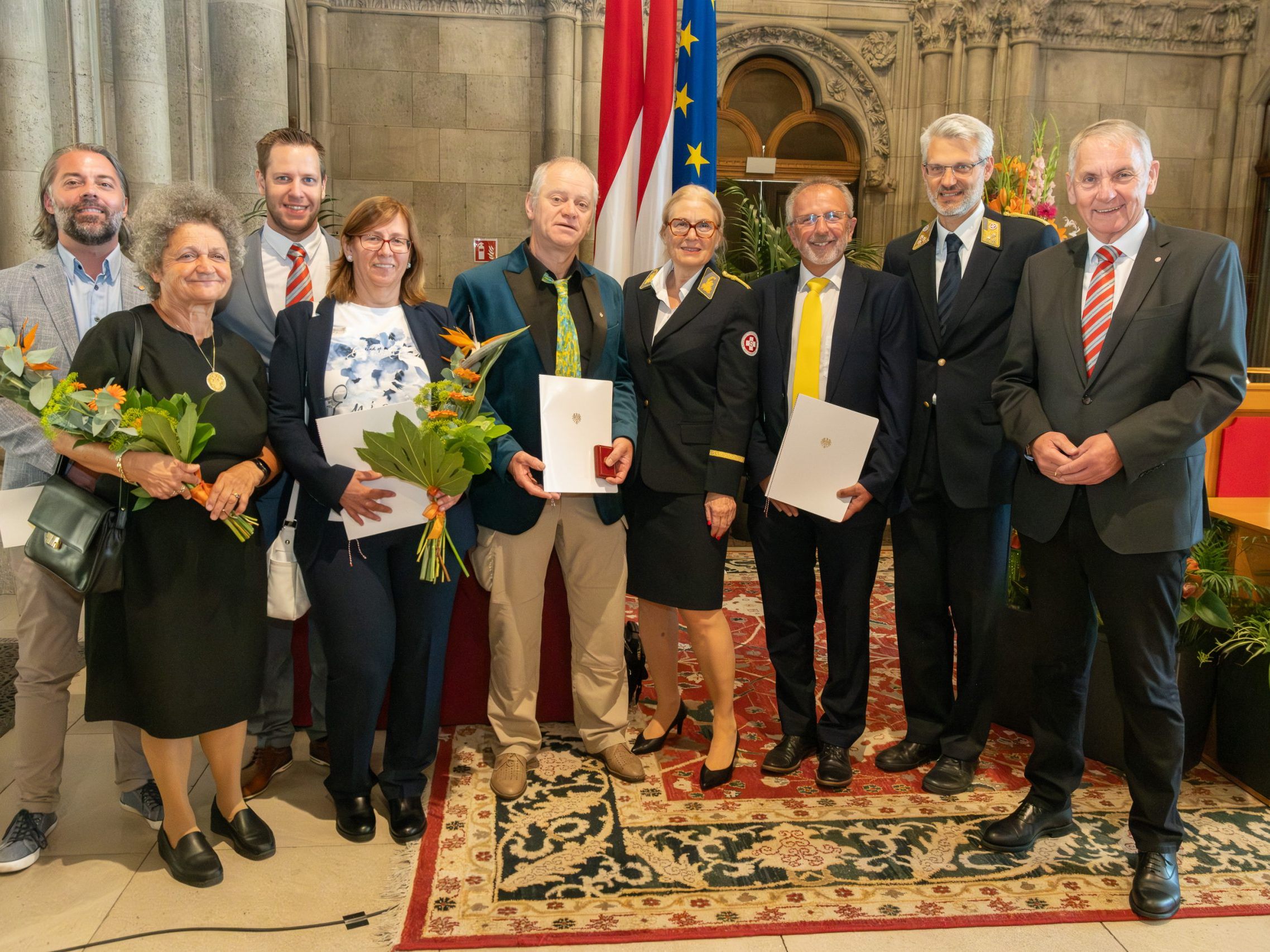 34 ehrenamtliche Mitarbeiter des Wiener Samariterbundes dürfen sich über eine Verdienstmedaille freuen.
