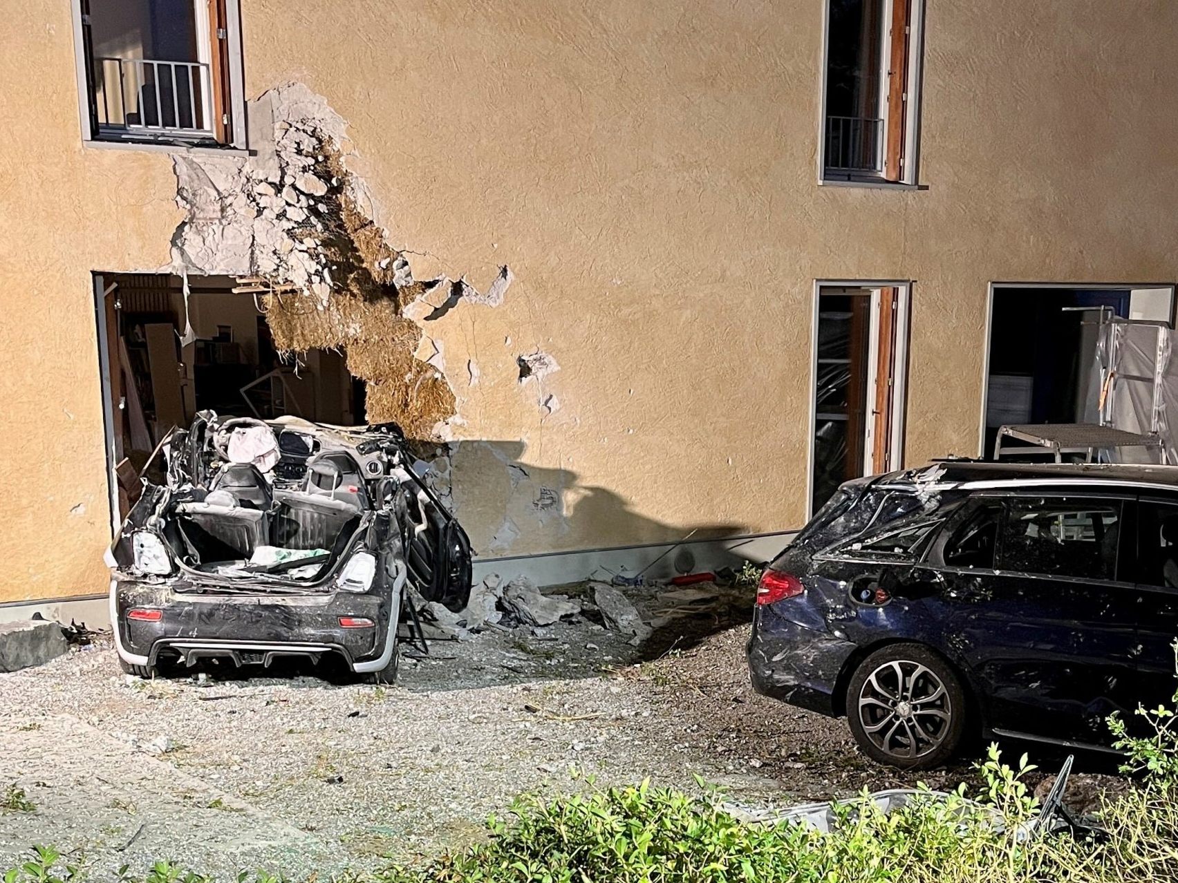 Der Wagen schlug, den Bildern nach zu urteilen, zwischen Erdgeschoss und 1. Stock ein.