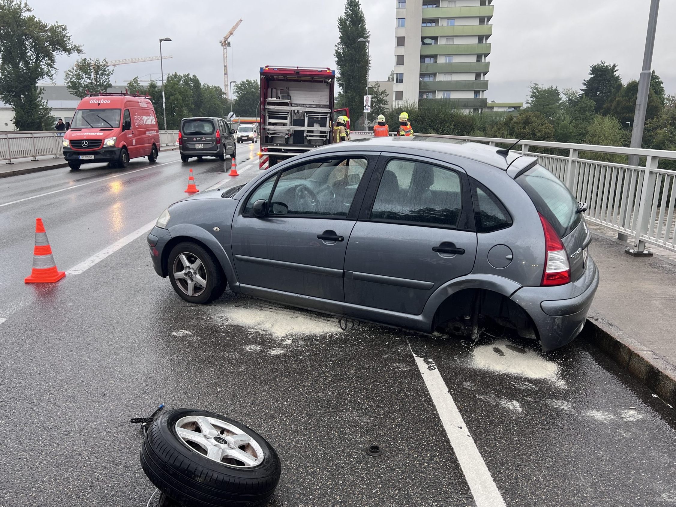 Einem der Unfallfahrzeuge fehlt das linke Hinterrad.