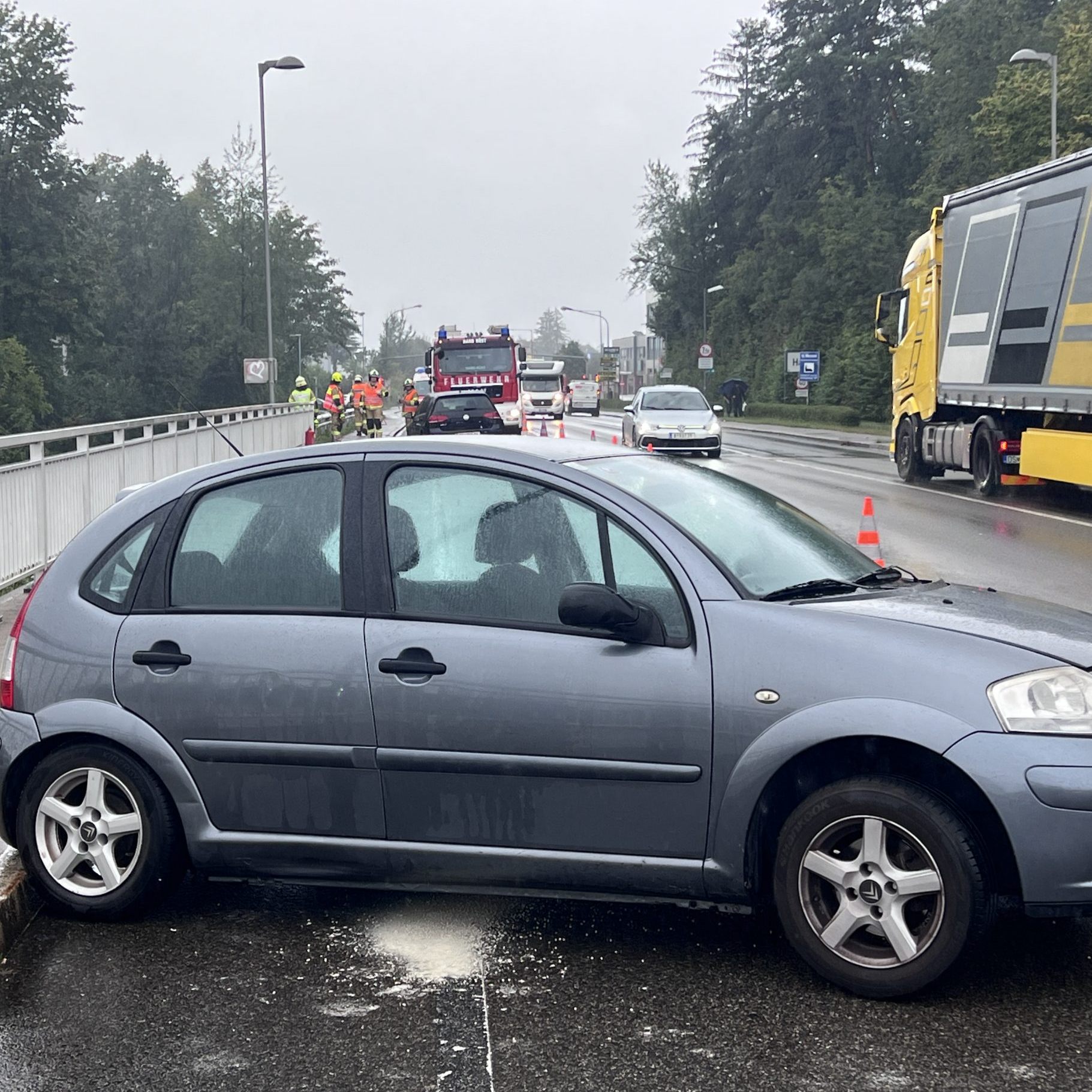 Der Unfall verursachte Verkehrsbehinderungen im Frühverkehr.