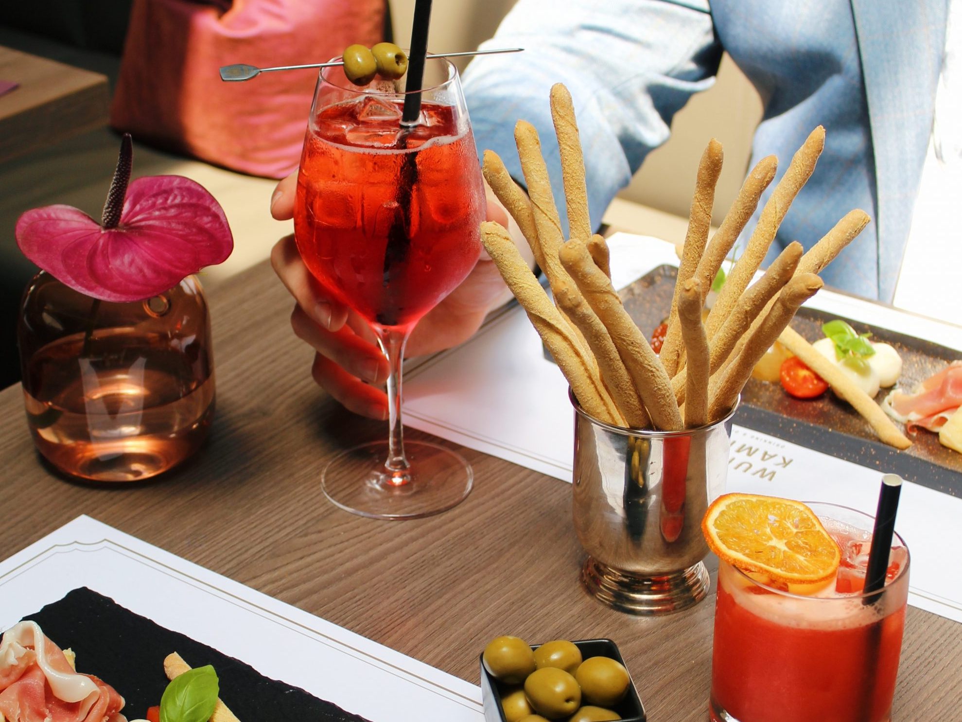An vier Abenden wird in die WUNDERKAMMER zum Aperitivo @Renaissance geladen. An vier Abenden wird in die WUNDERKAMMER zum Aperitivo @Renaissance geladen.