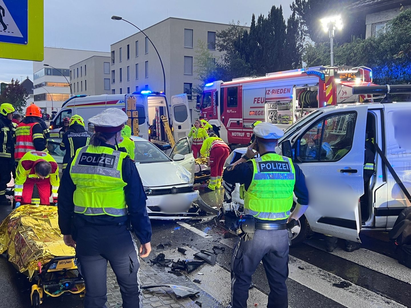 Unfall auf der Arlbergstraße auf Höhe der Bäckerei Kloser. Unfall auf der Arlbergstraße auf Höhe der Bäckerei Kloser.