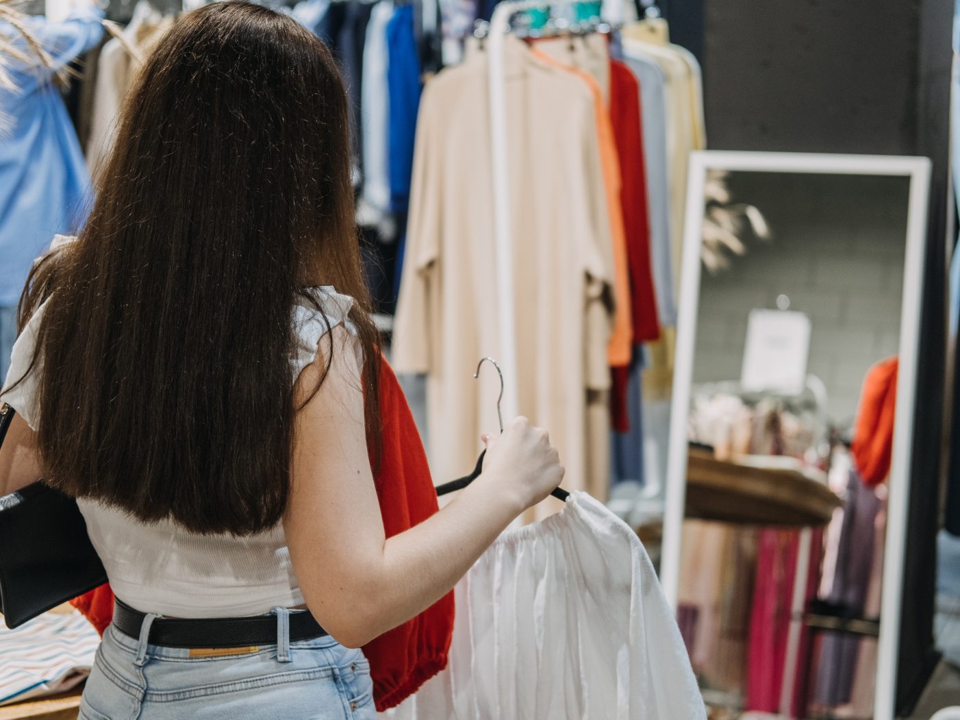 Gründe für die Second-Hand-Wahl sind vor allem der Nachhaltigkeits- sowie der Spargedanke.
